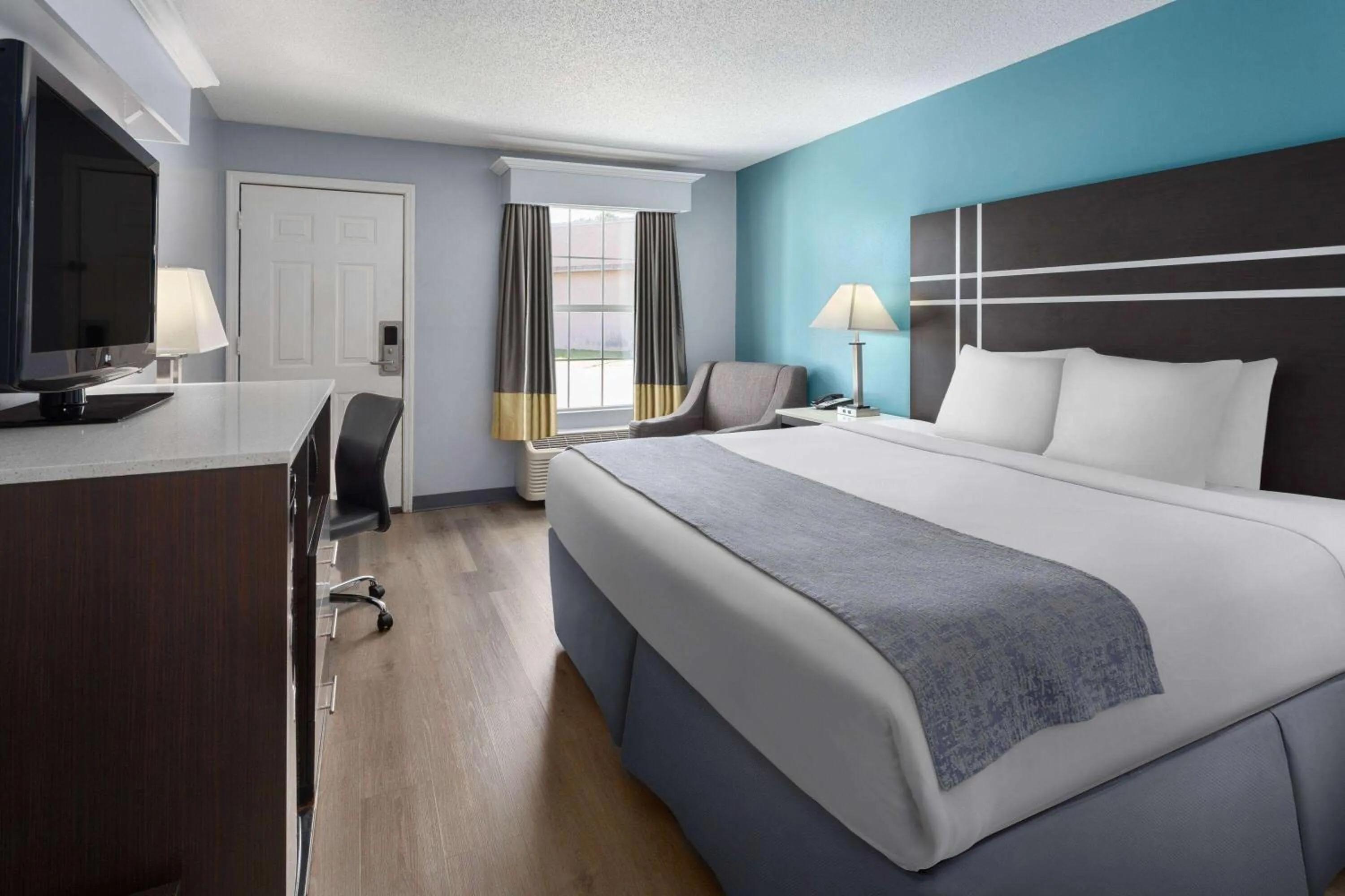 Photo of the whole room, Bed in Baymont by Wyndham Brunswick GA