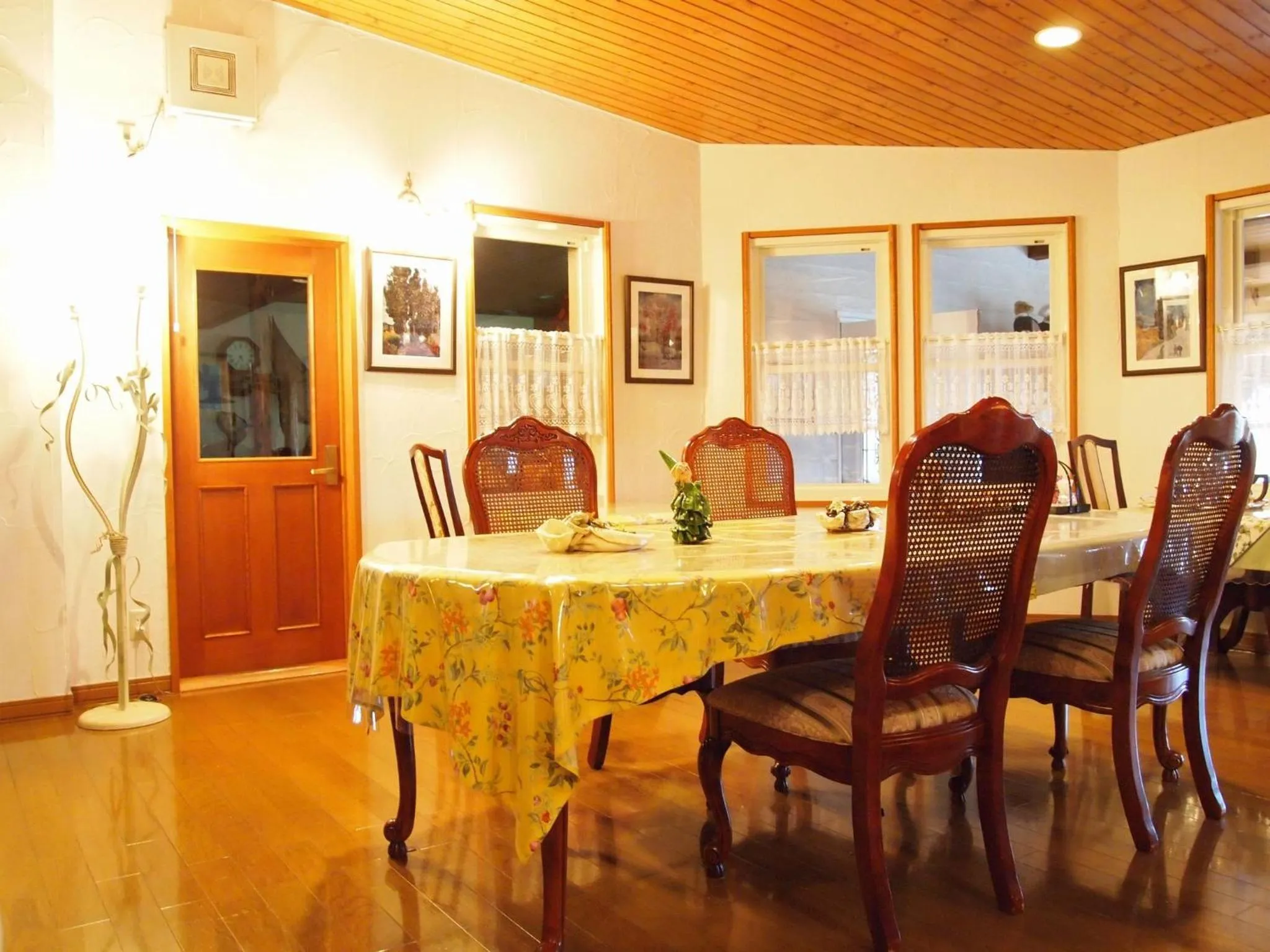 Restaurant/places to eat in Petit Hotel Corinthian