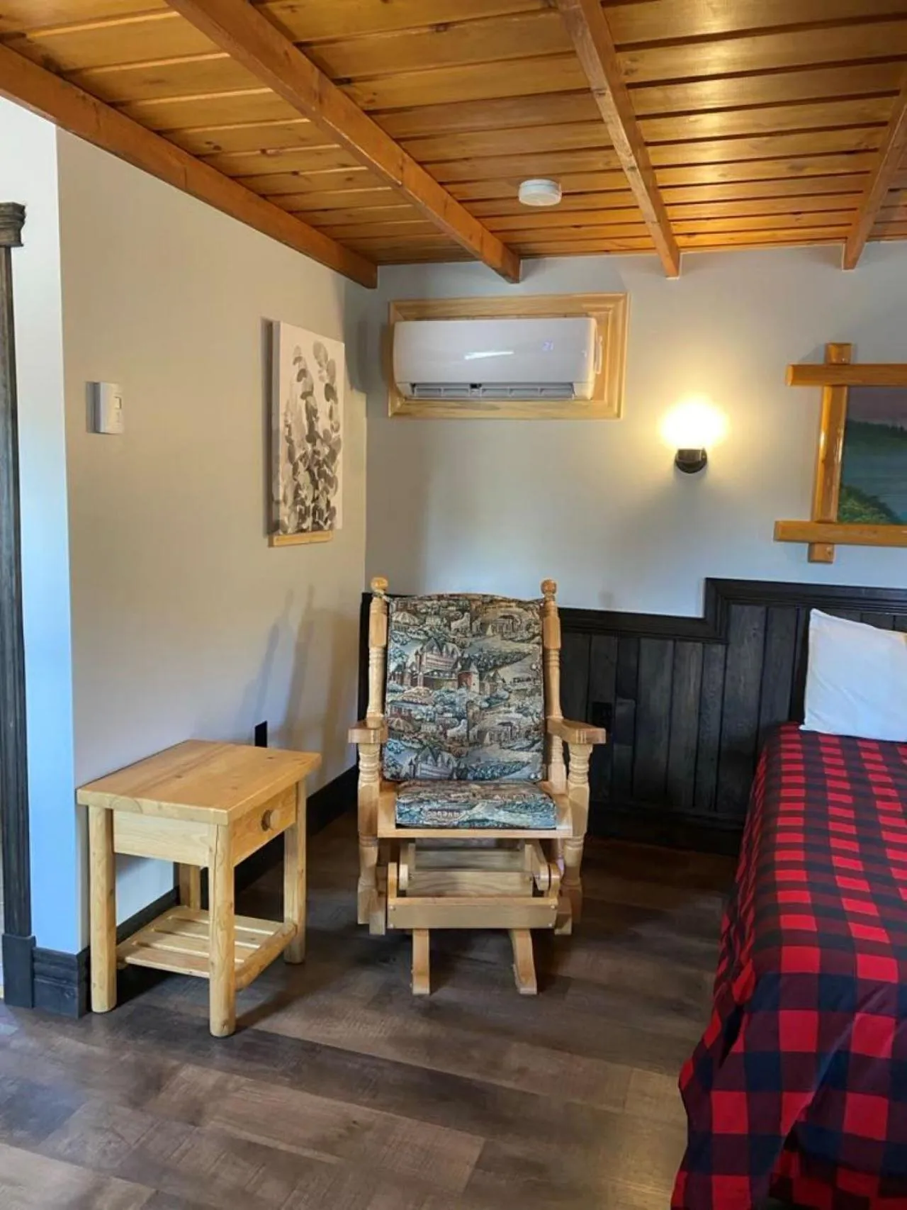 Seating area, Bed in Auberge MicKy Inc