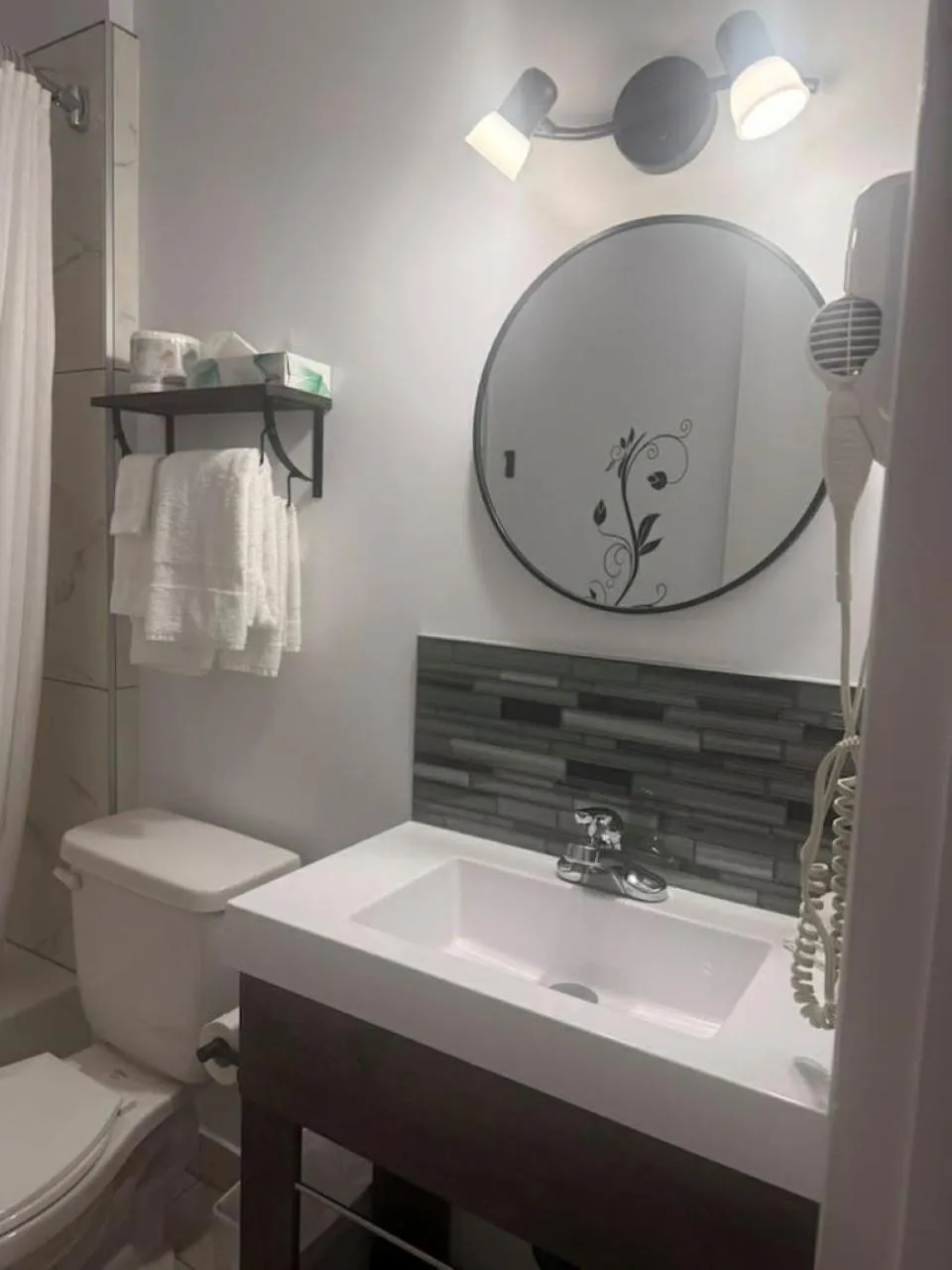 Shower in Auberge MicKy Inc