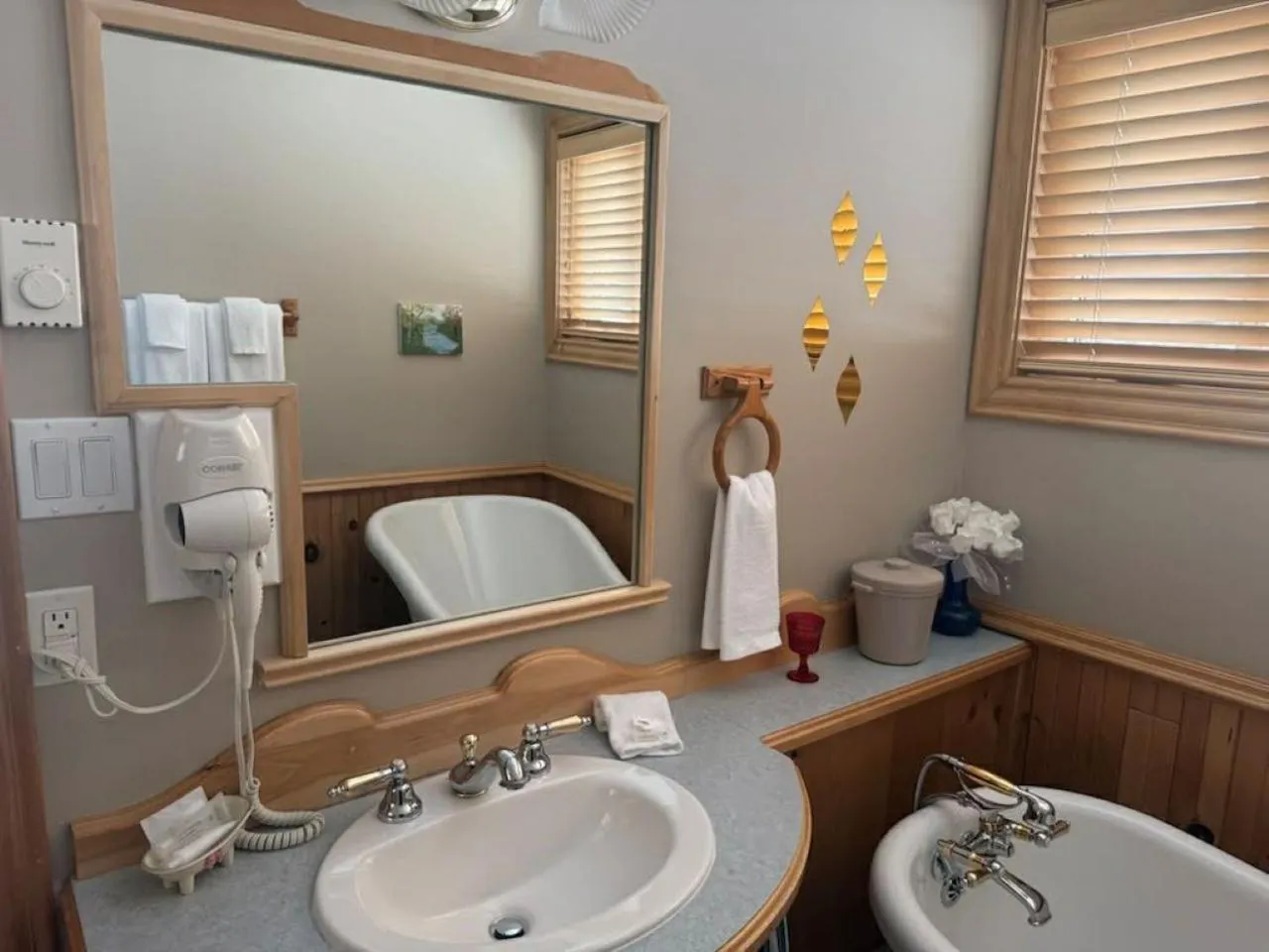 Bathroom in Auberge MicKy Inc