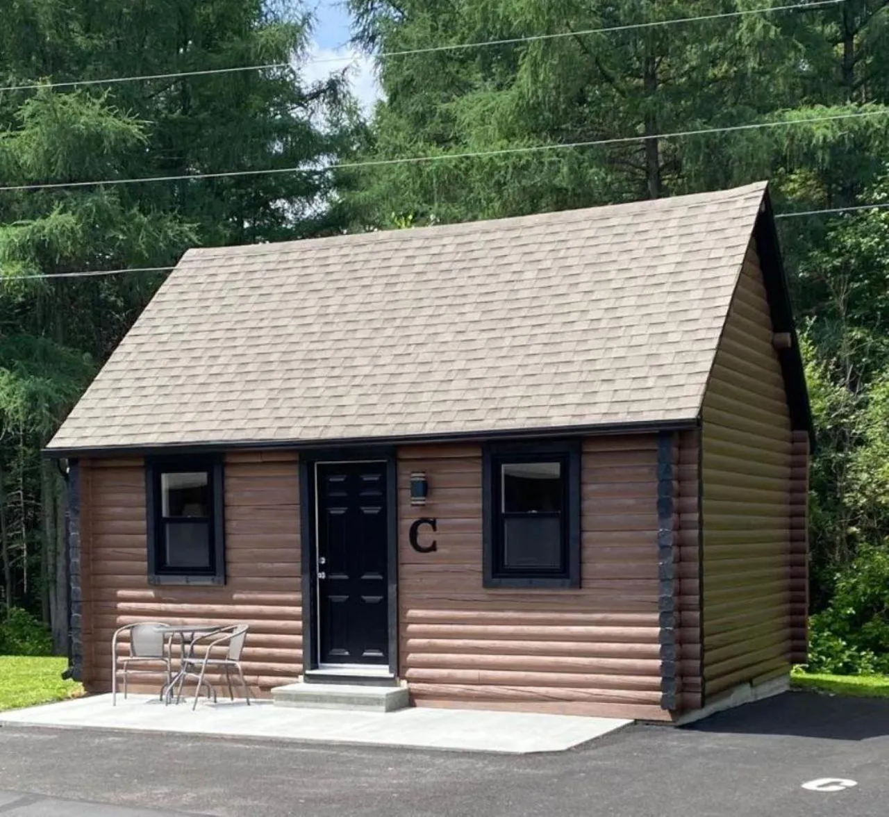 Property building in Auberge MicKy Inc