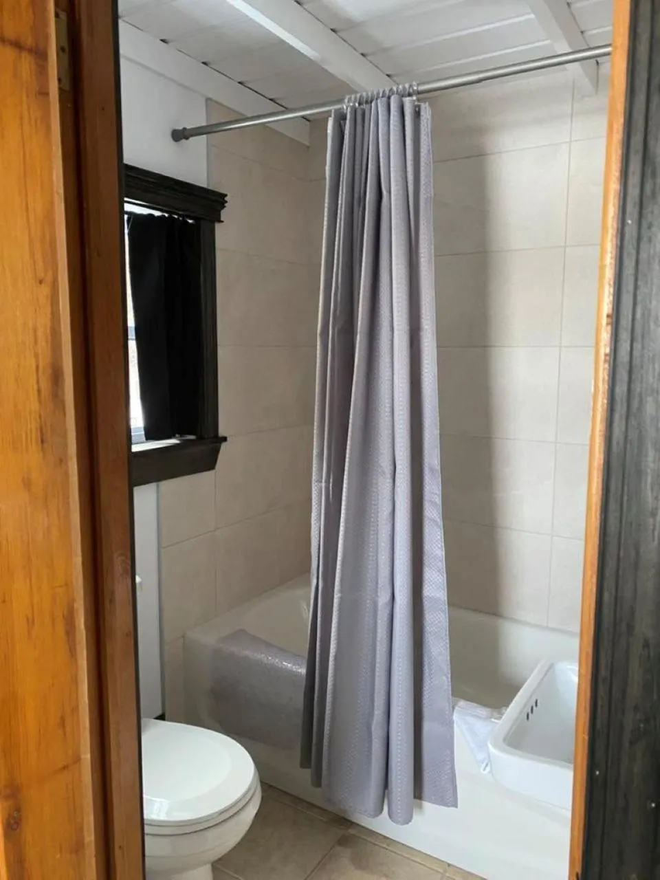 Shower in Auberge MicKy Inc