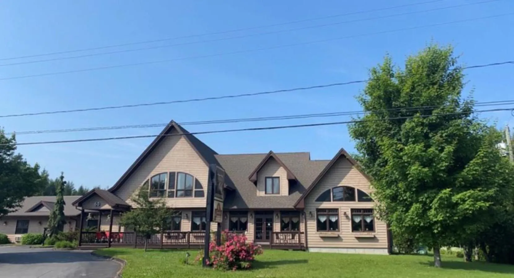 Property building in Auberge MicKy Inc