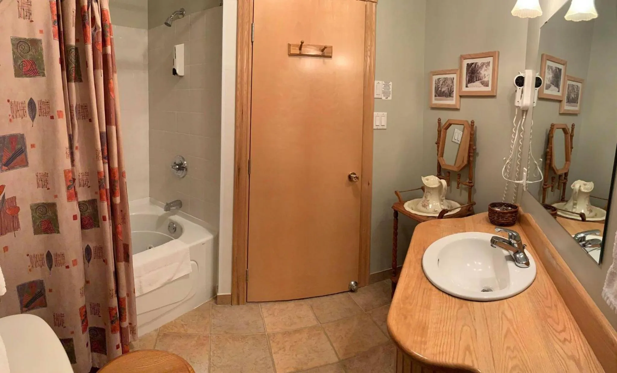 Hot Tub in Auberge MicKy Inc