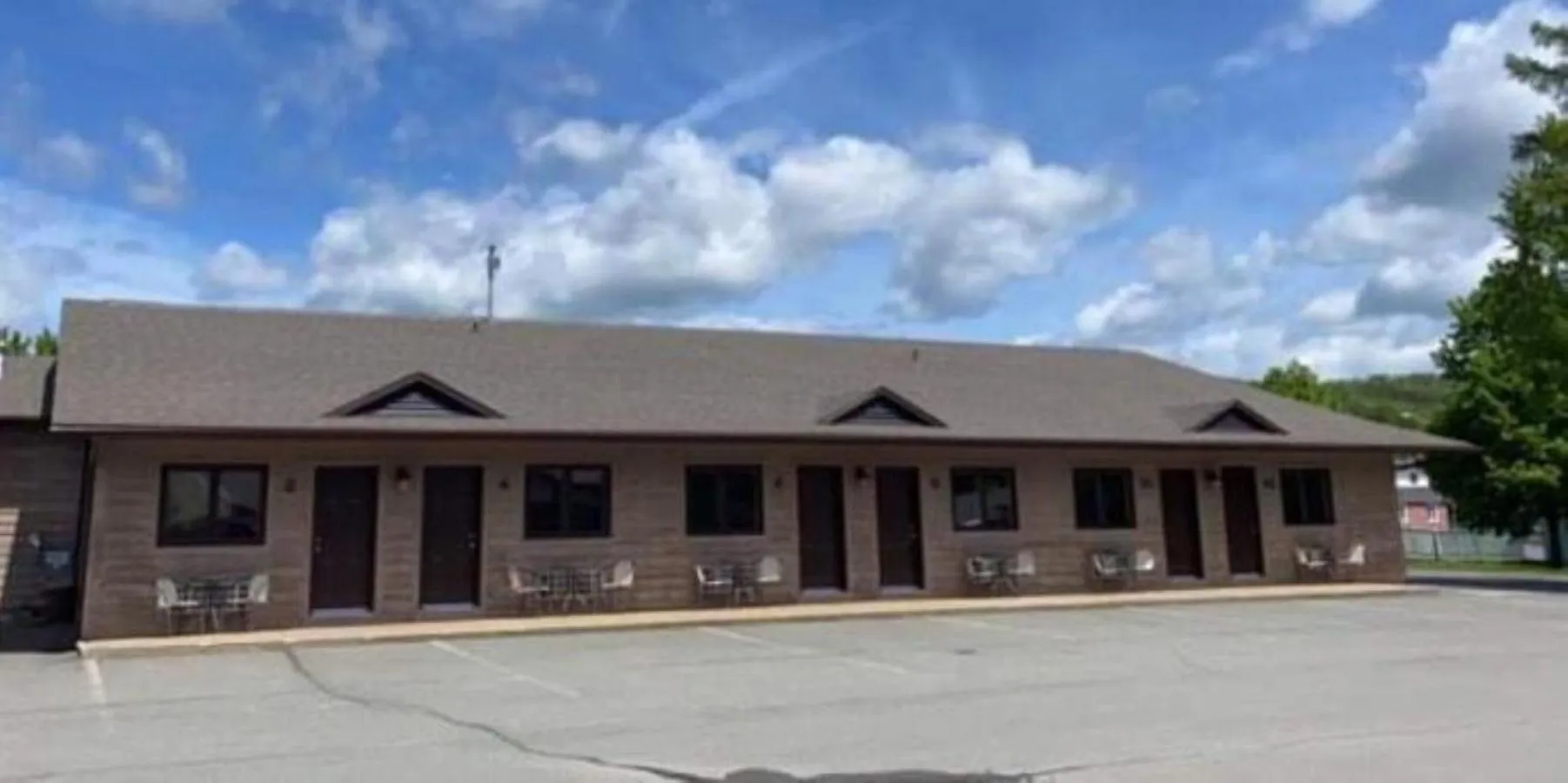 Property building in Auberge MicKy Inc