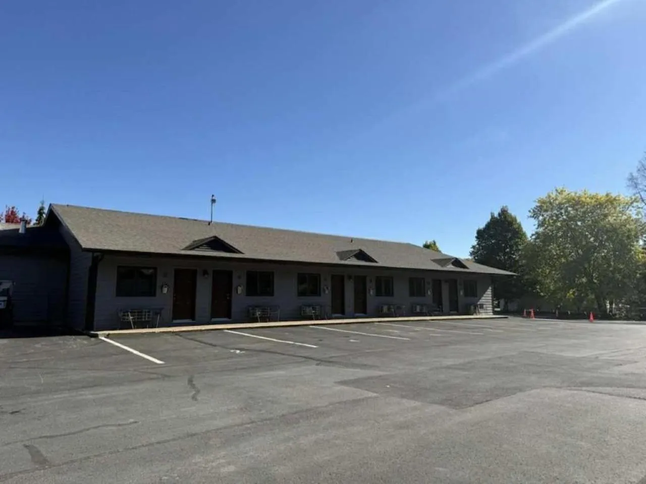 Property building in Auberge MicKy Inc