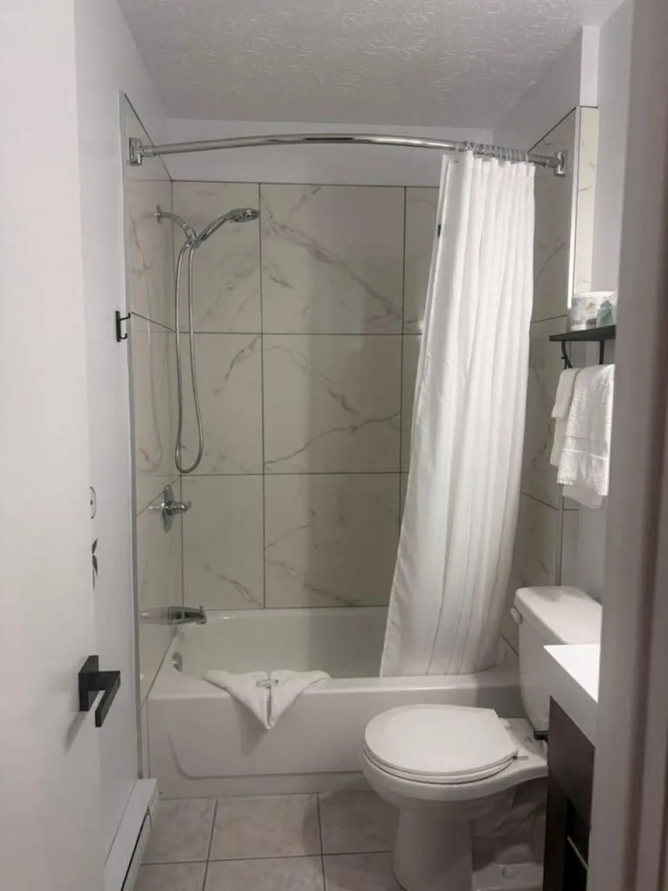 Shower in Auberge MicKy Inc