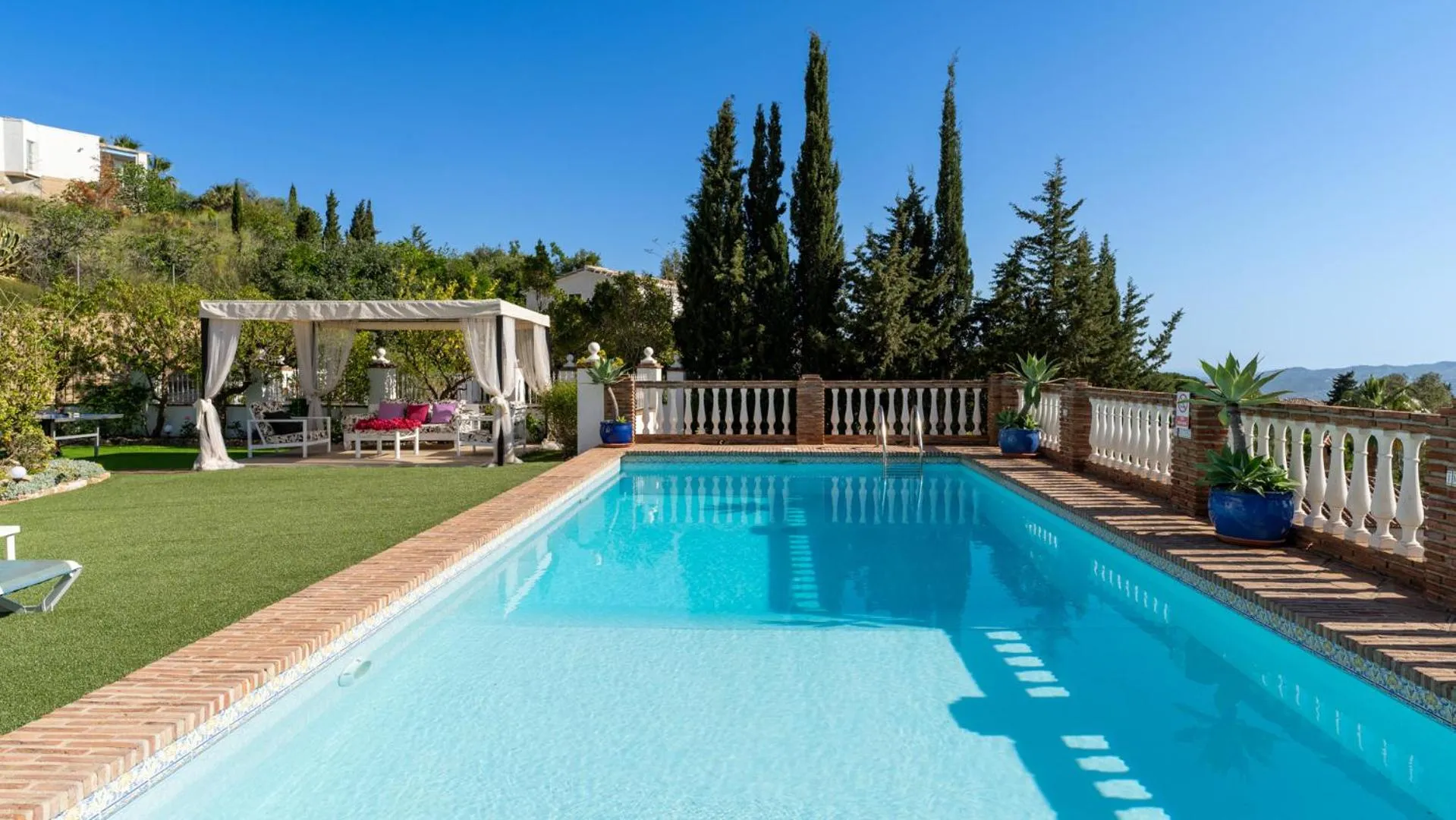 Swimming pool in Villa Buhardilla by Casitas Select