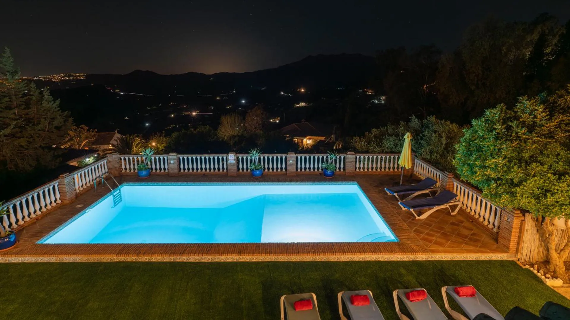 Swimming pool in Villa Buhardilla by Casitas Select