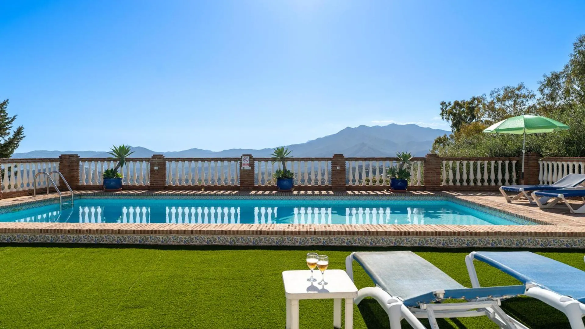 Swimming pool in Villa Buhardilla by Casitas Select
