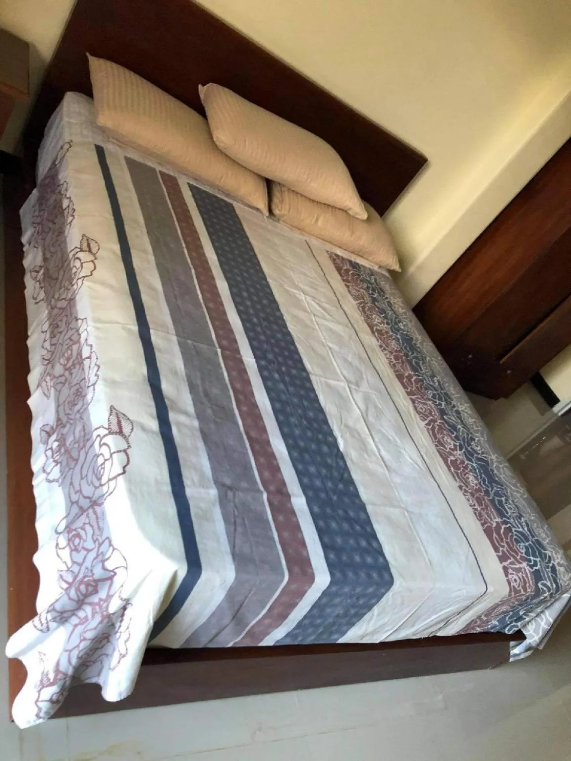 Bed in RedDoorz at Sta Cruz Naga City