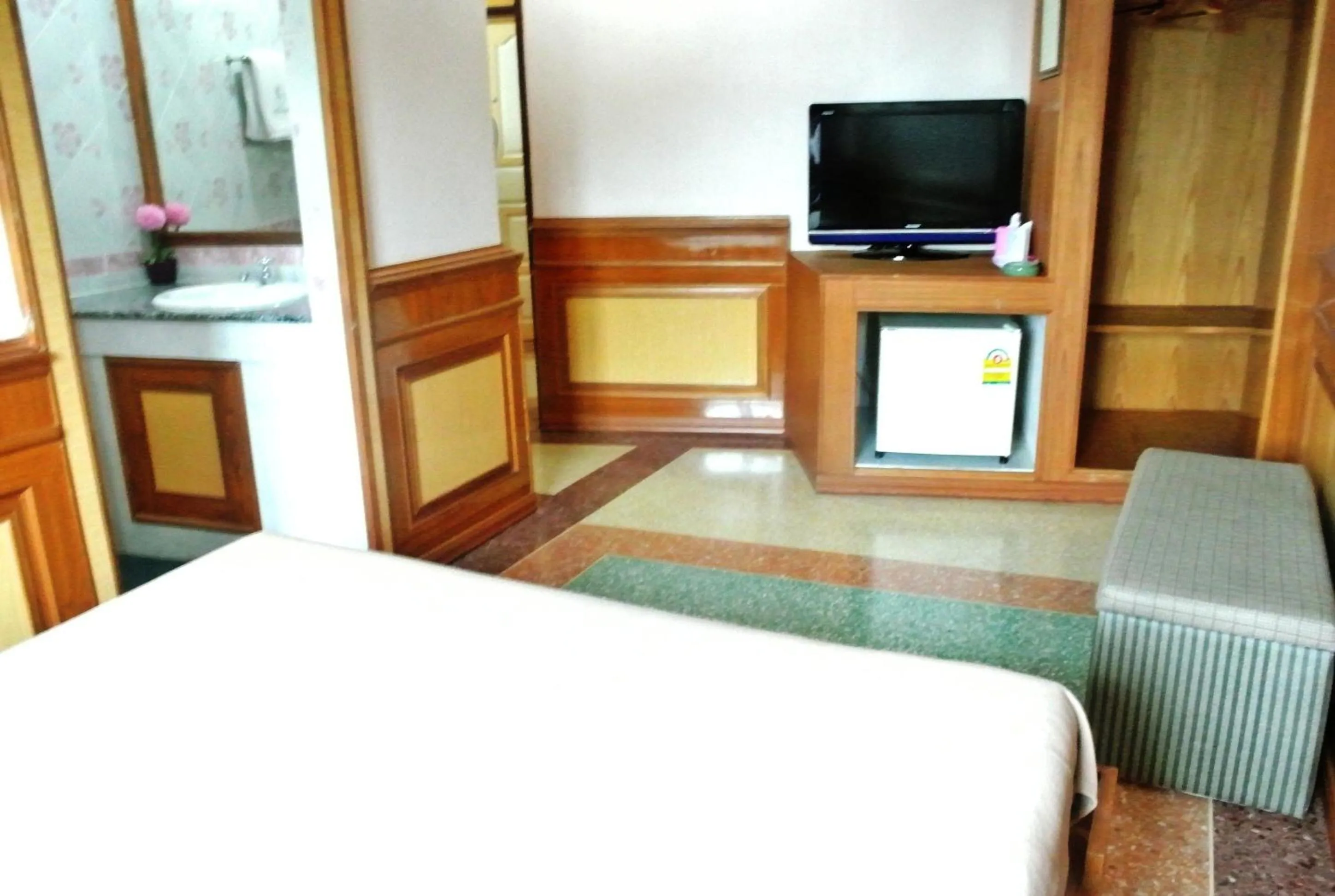 Photo of the whole room, Bed in Rose Garden Hotel