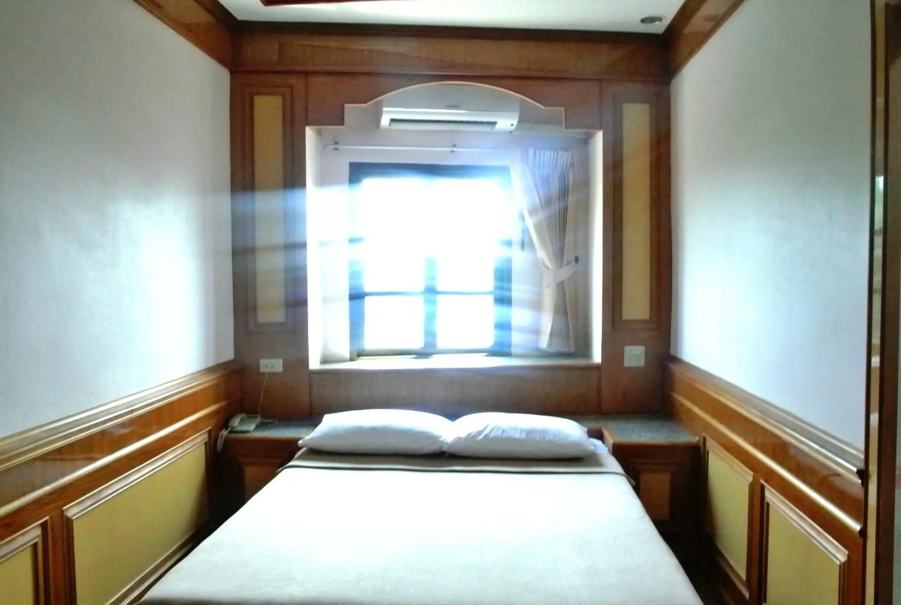 Bed in Rose Garden Hotel Bed in Rose Garden Hotel