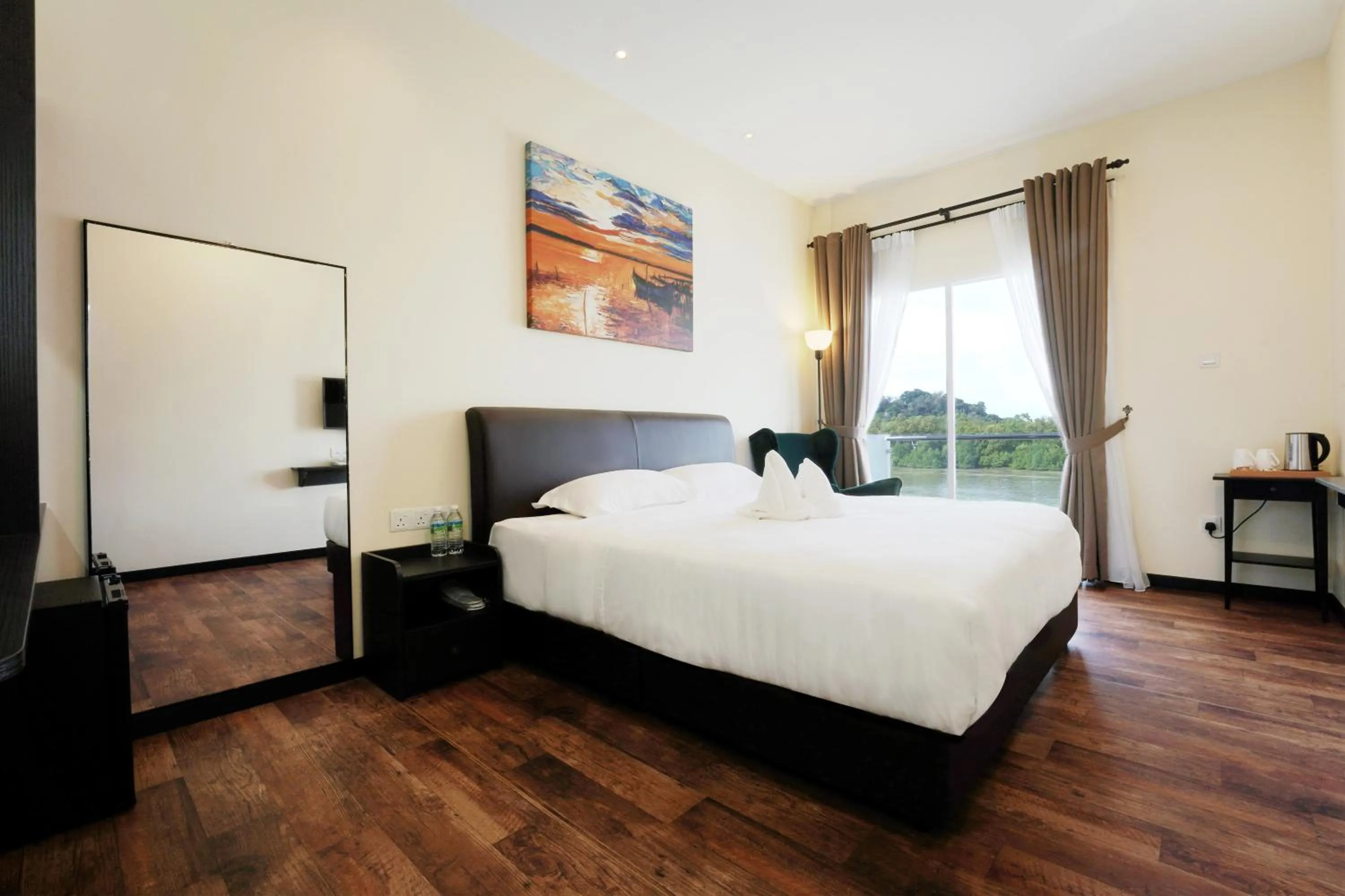 Balcony/Terrace, Bed in Hotel Le-Shore