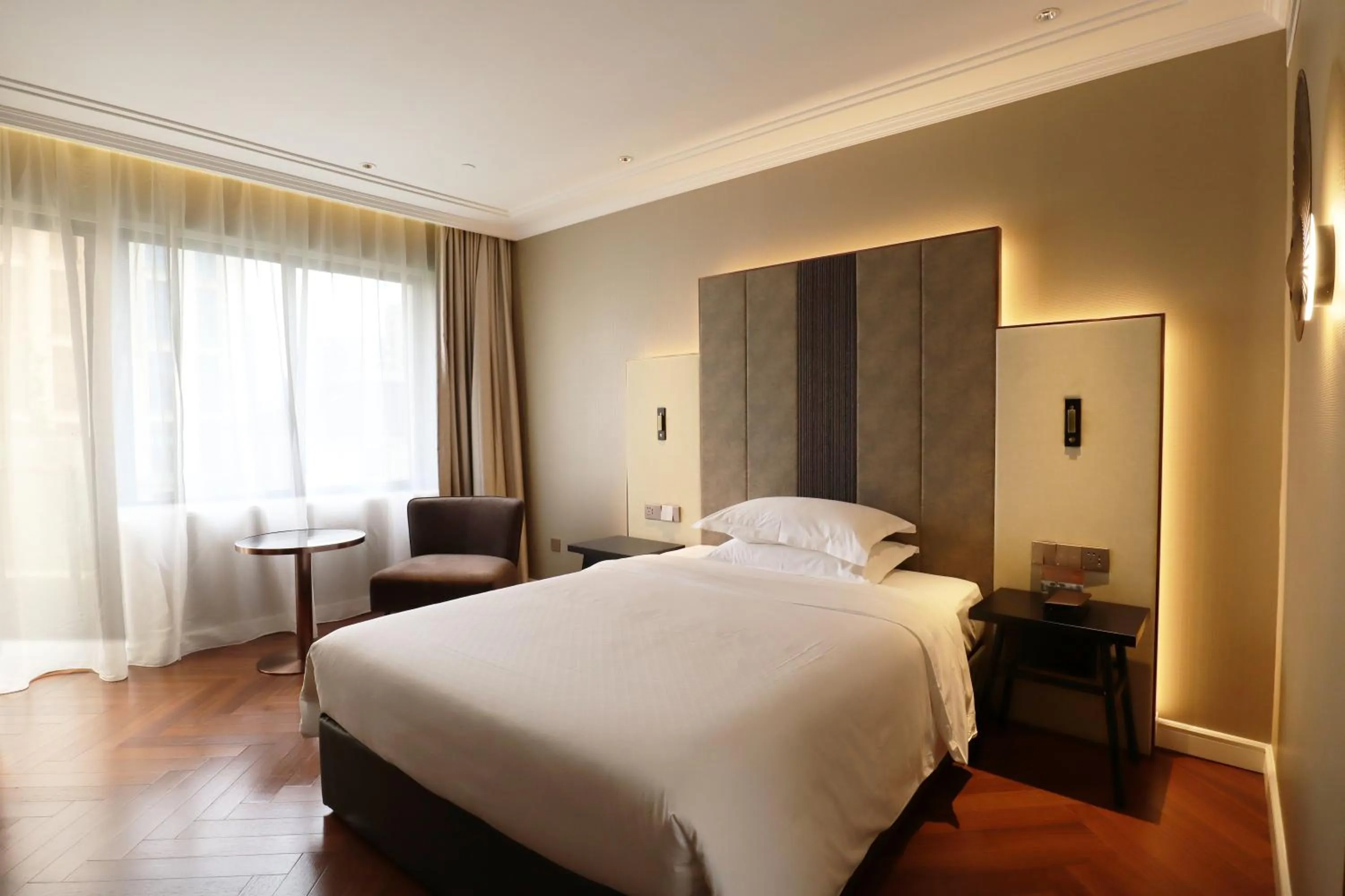 Photo of the whole room, Bed in Metropolo Dahua Hotel Shanghai