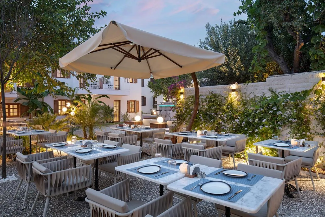 Restaurant/places to eat in Mellow Blue Hotel