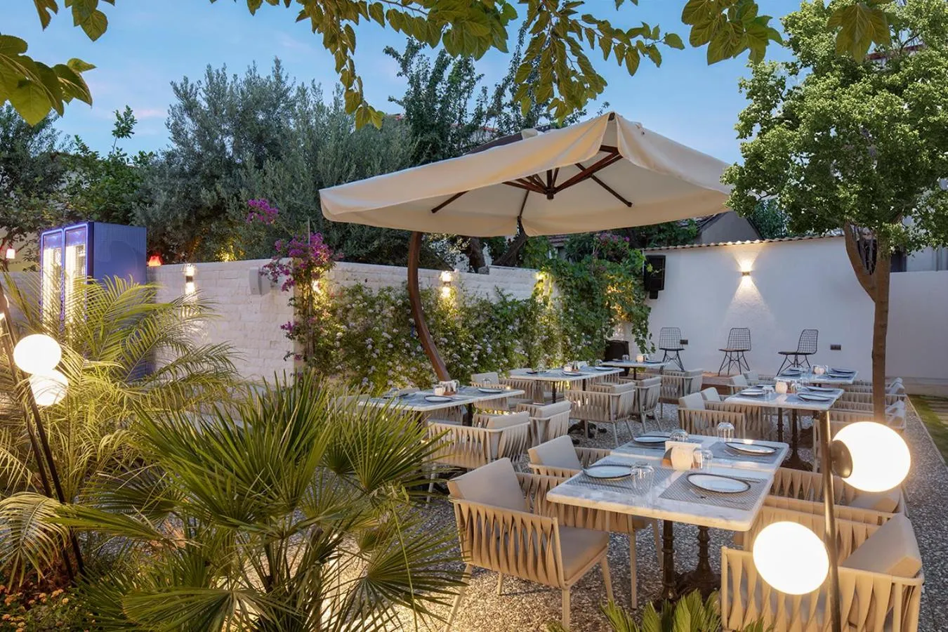 Restaurant/places to eat in Mellow Blue Hotel