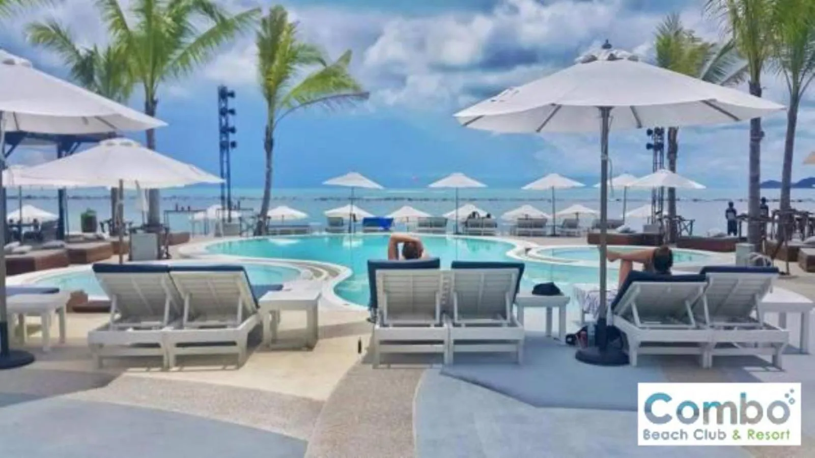 Swimming pool in Combo Beach Hotel Samui