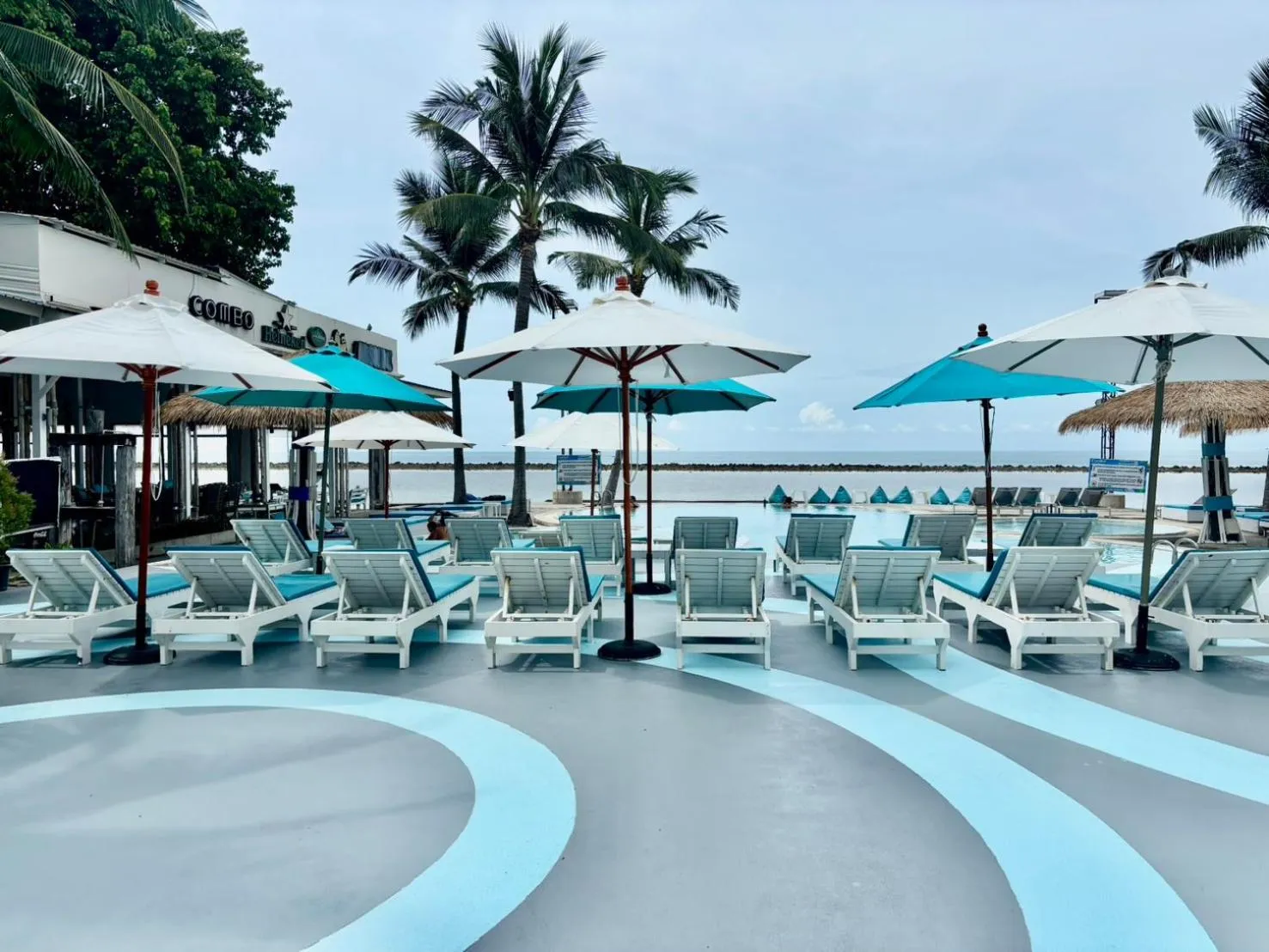 Swimming pool in Combo Beach Hotel Samui