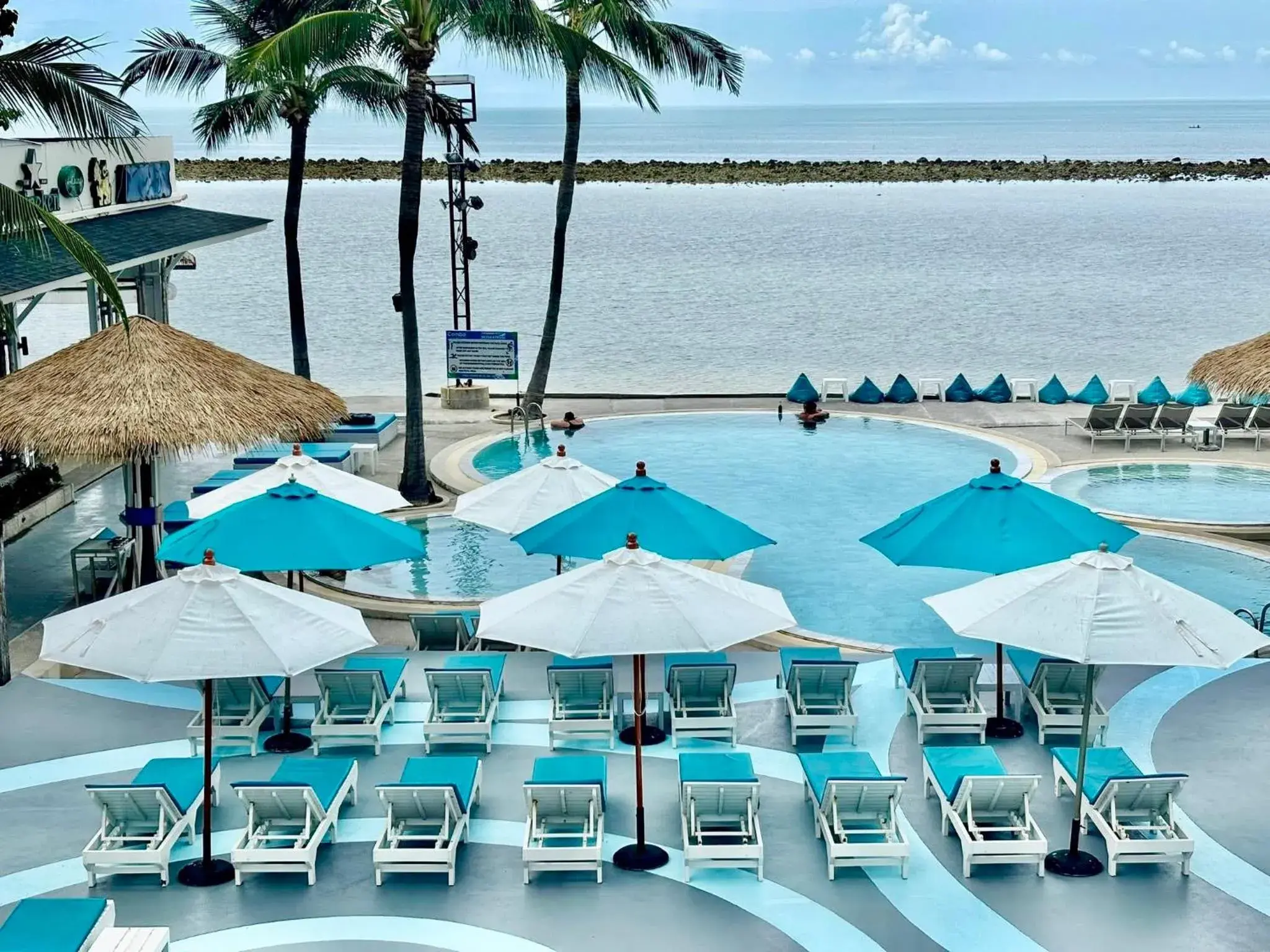 Swimming pool in Combo Beach Hotel Samui Swimming pool in Combo Beach Hotel Samui