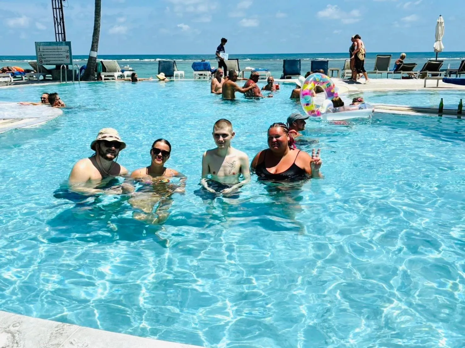 Swimming pool in Combo Beach Hotel Samui