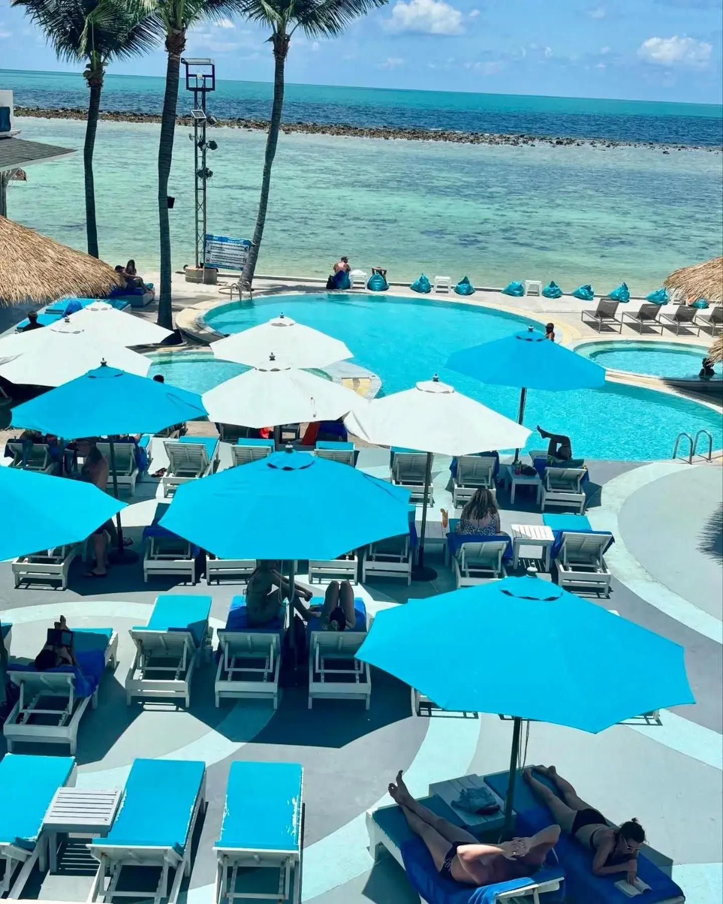 Swimming pool in Combo Beach Hotel Samui Swimming pool in Combo Beach Hotel Samui