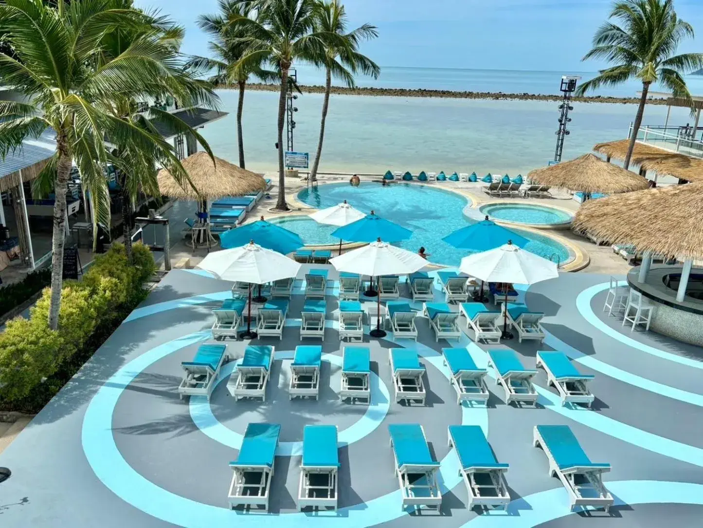 Swimming pool in Combo Beach Hotel Samui Swimming pool in Combo Beach Hotel Samui