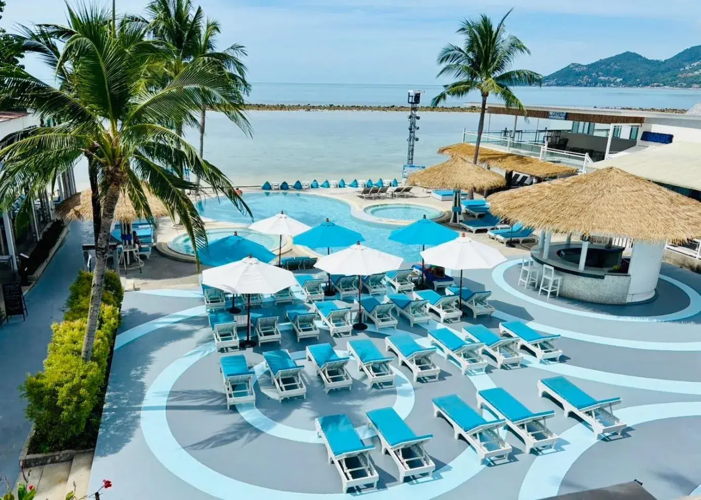 Swimming pool in Combo Beach Hotel Samui Swimming pool in Combo Beach Hotel Samui