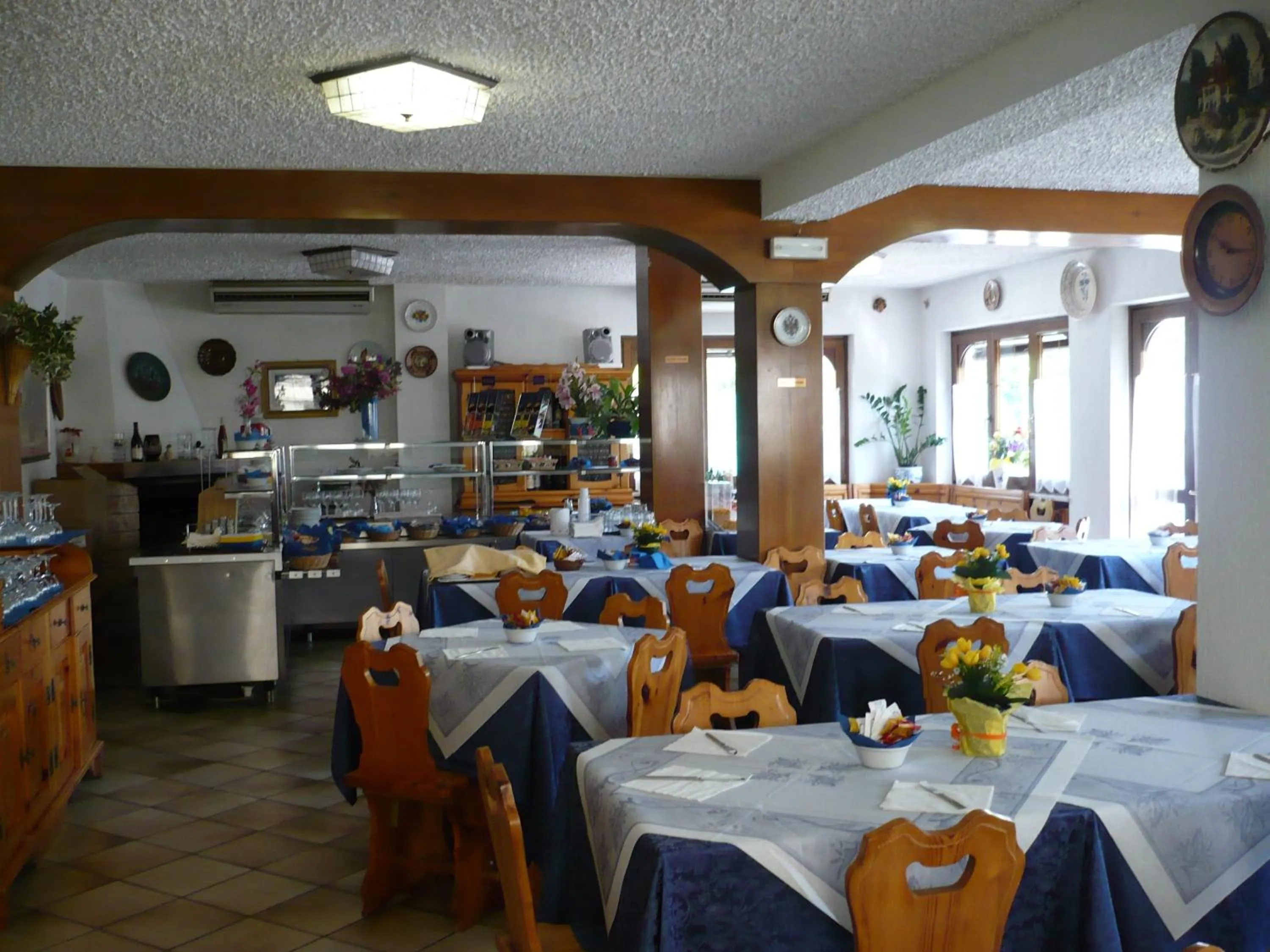 Restaurant/places to eat in Albergo Mirella