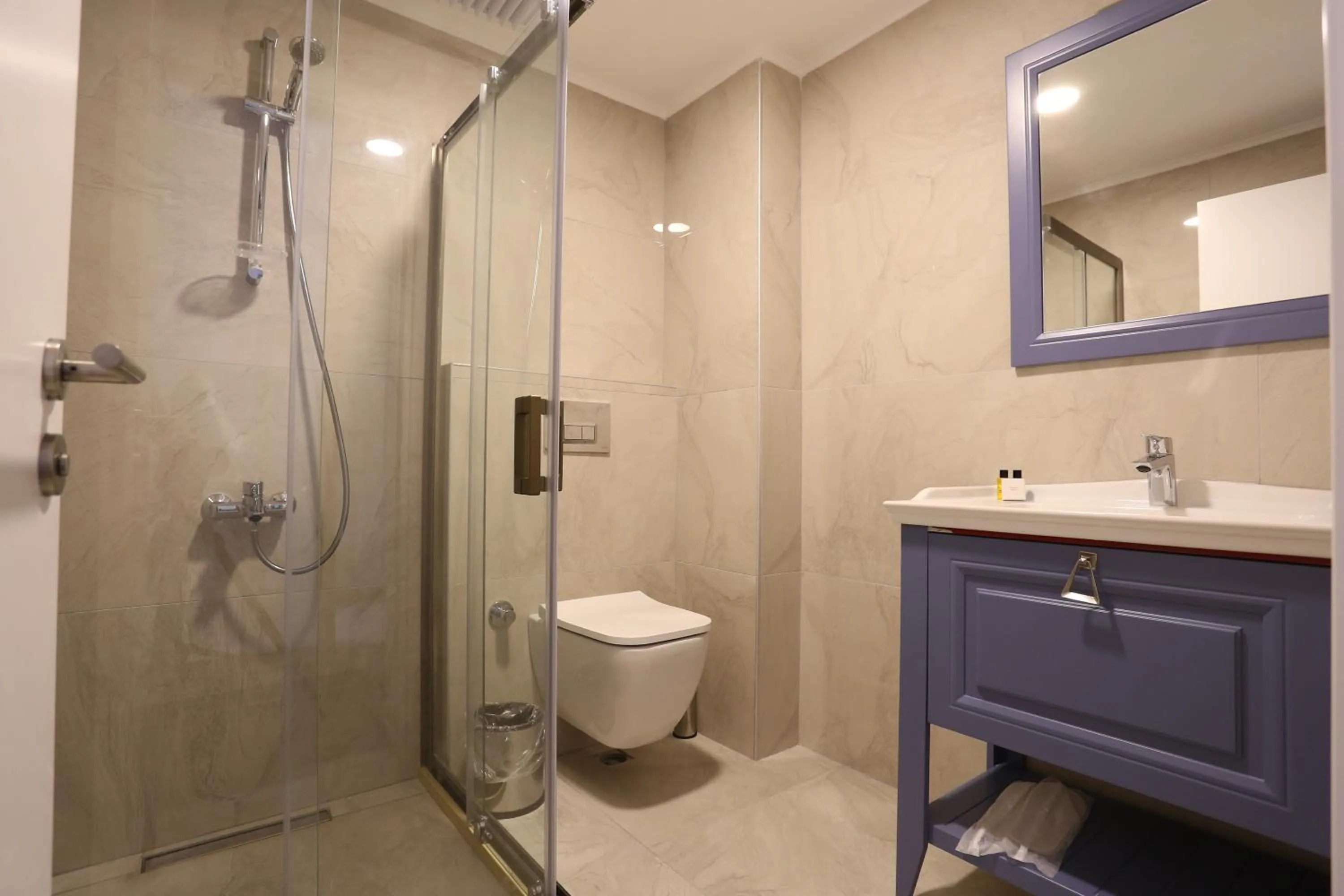 Bathroom in AtaÇesme Otel