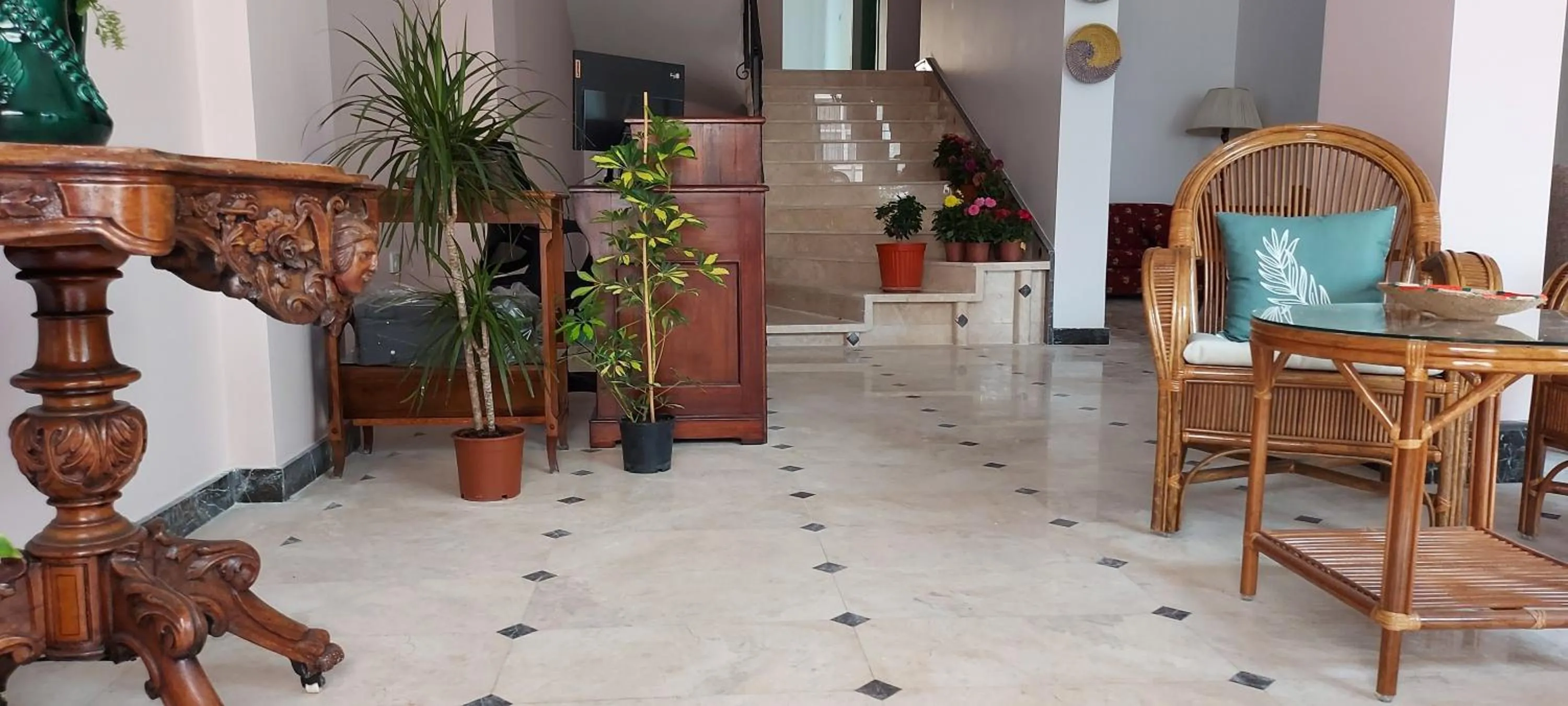 Lobby or reception in AtaÇesme Otel
