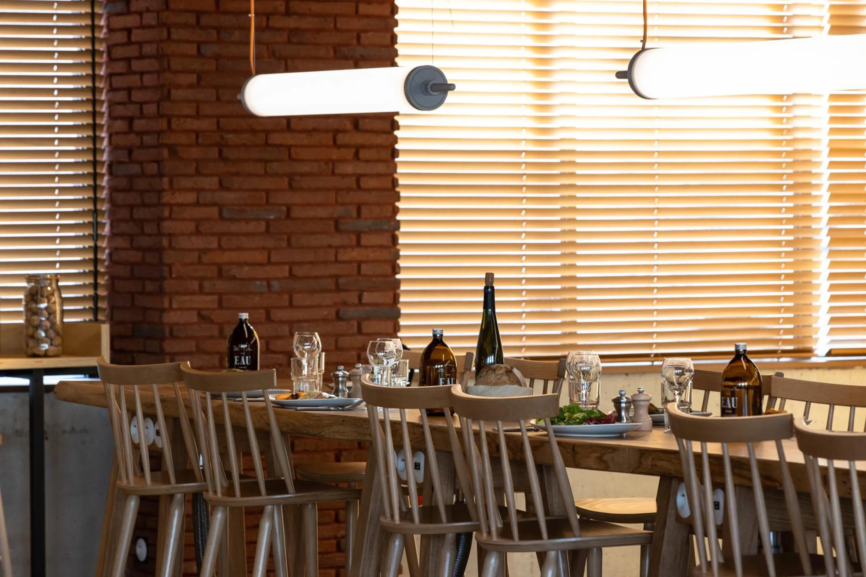 Restaurant/places to eat in MOB House