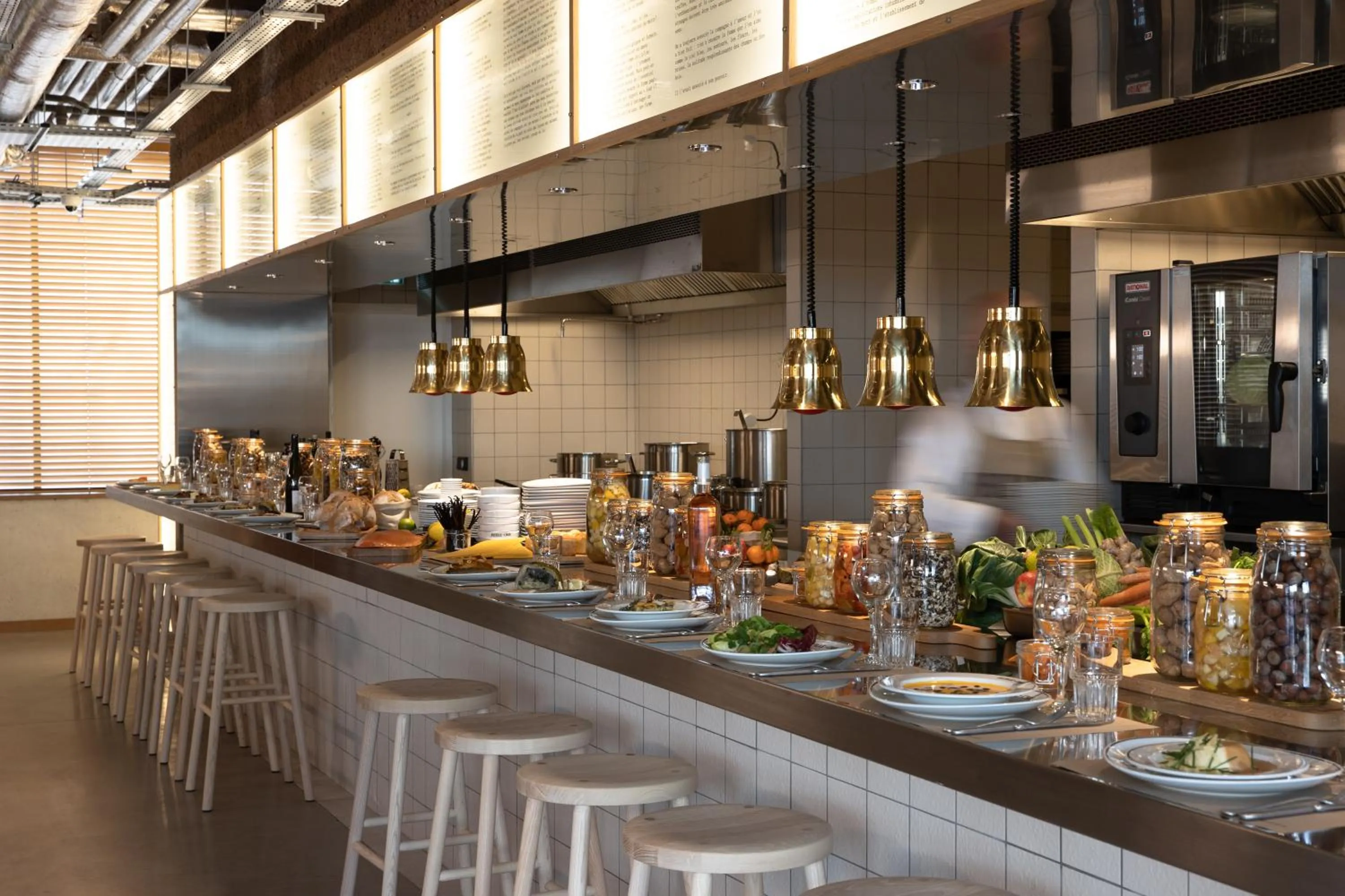 Restaurant/places to eat in MOB House