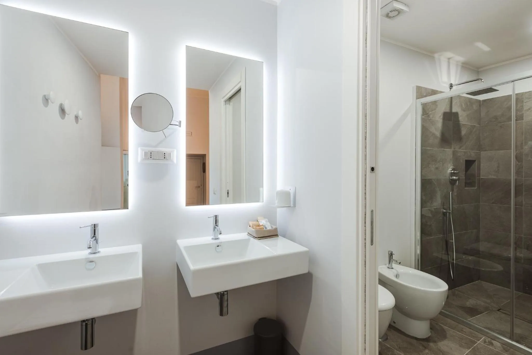 Toilet in Nikis Collection Navona