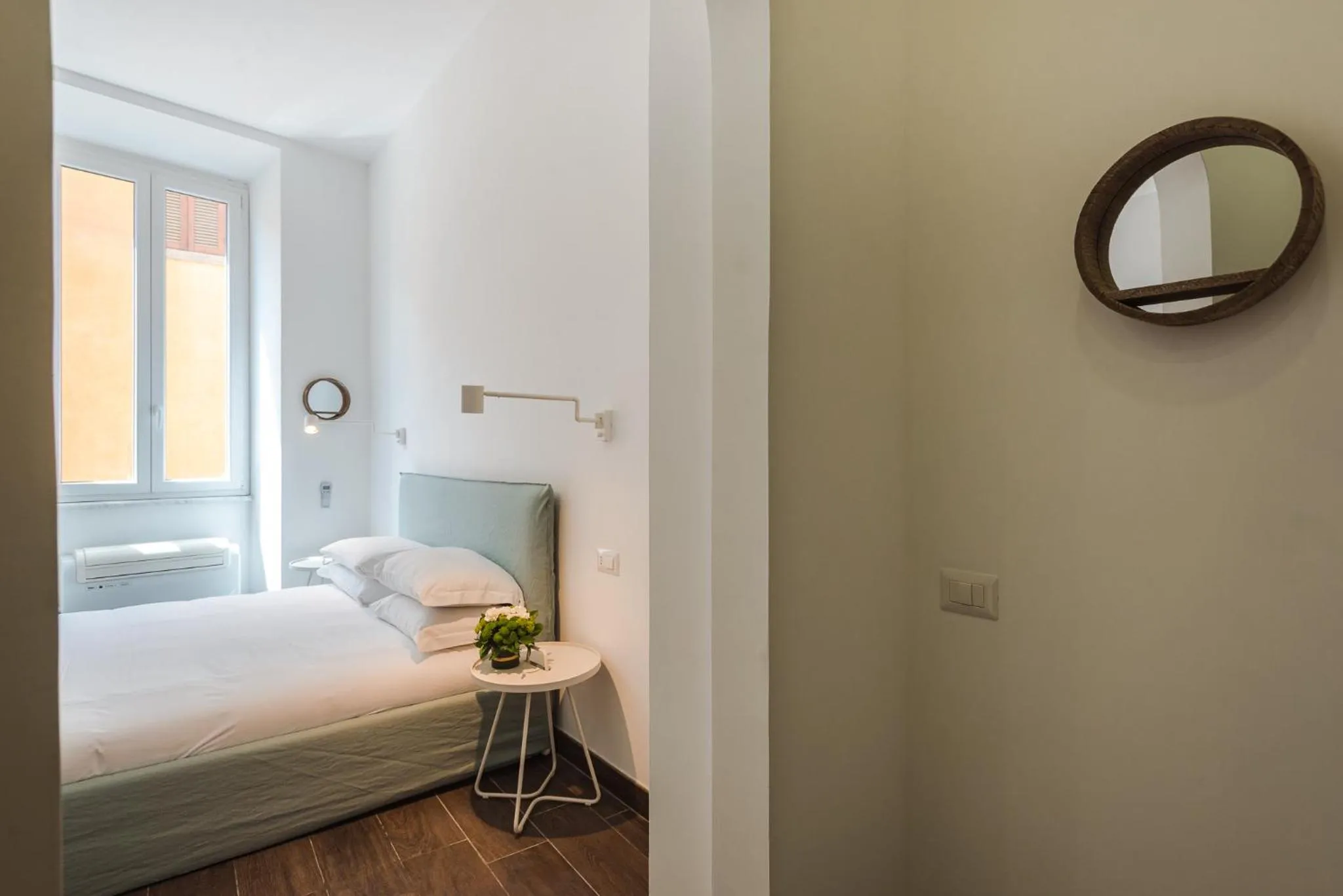 Photo of the whole room, Bed in Nikis Collection Navona