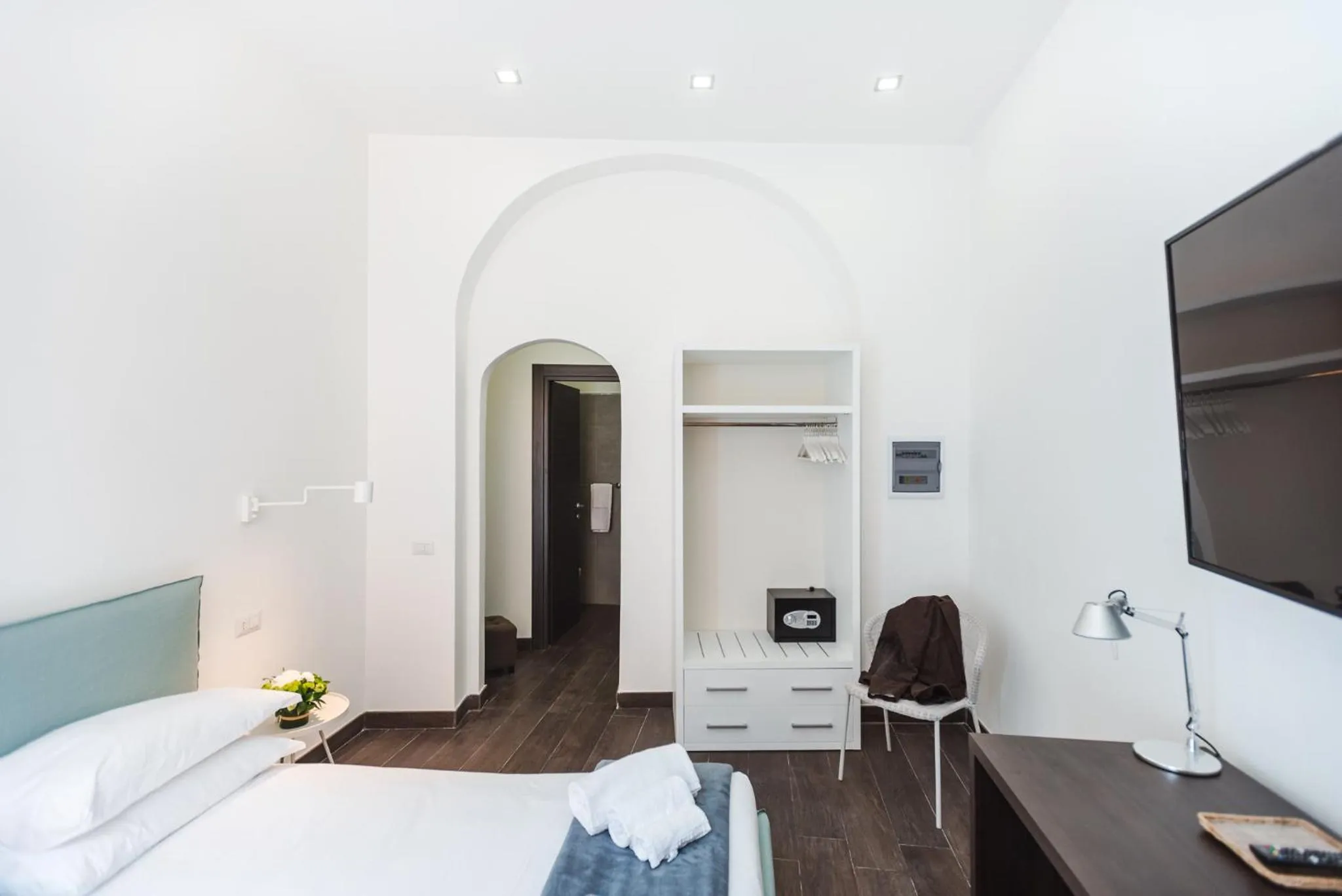 Photo of the whole room, Bed in Nikis Collection Navona