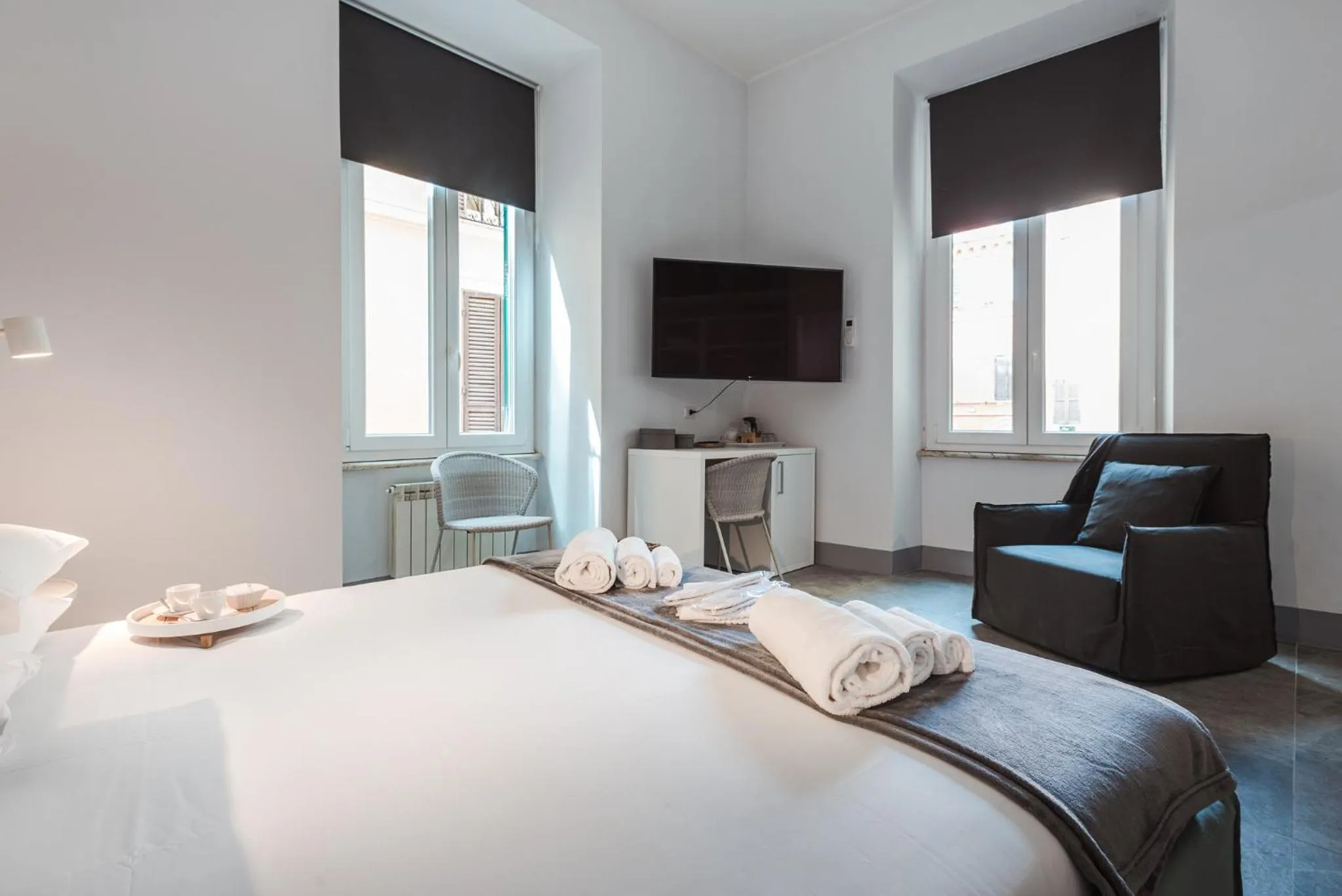 Photo of the whole room, Bed in Nikis Collection Navona