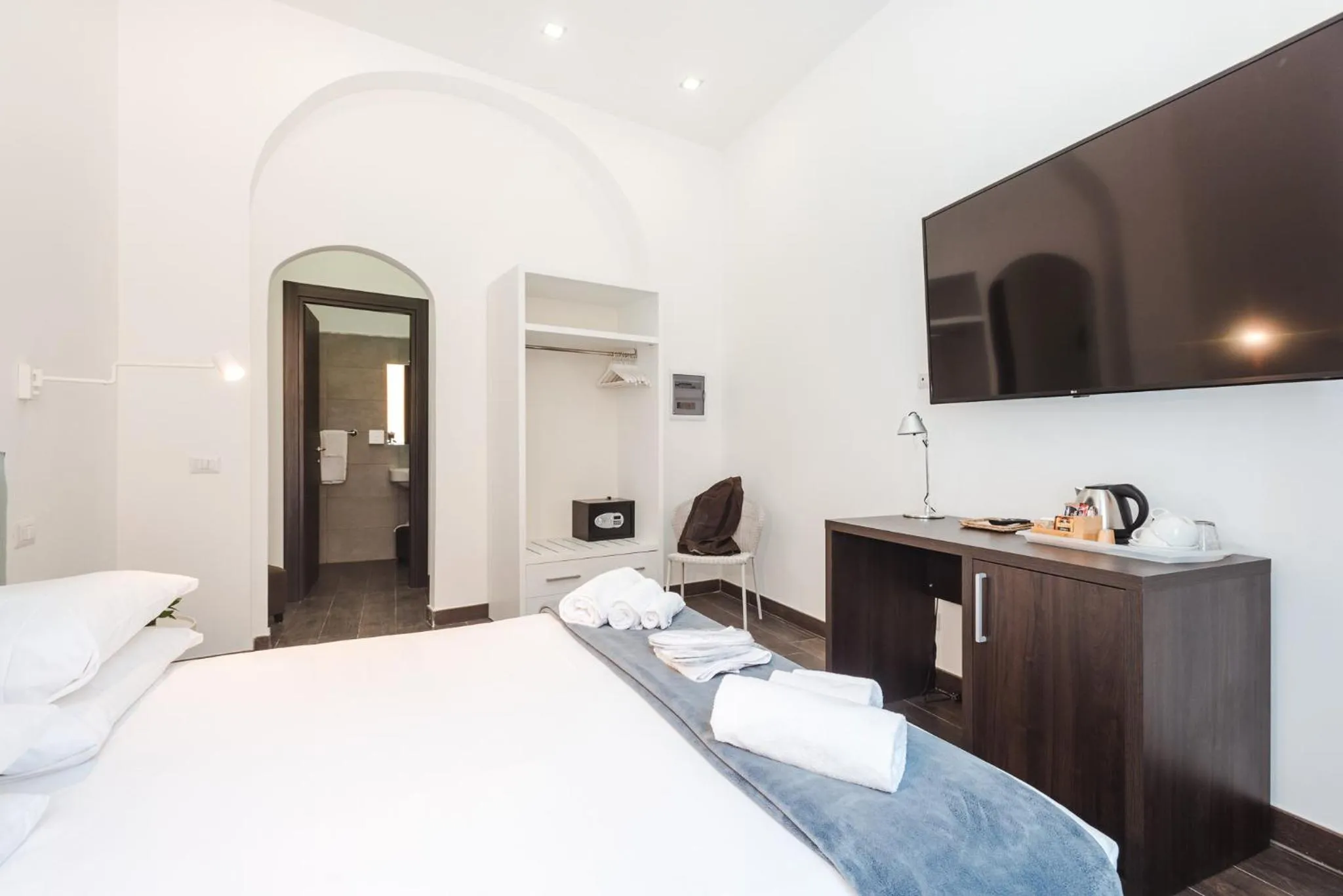 Photo of the whole room, Bed in Nikis Collection Navona
