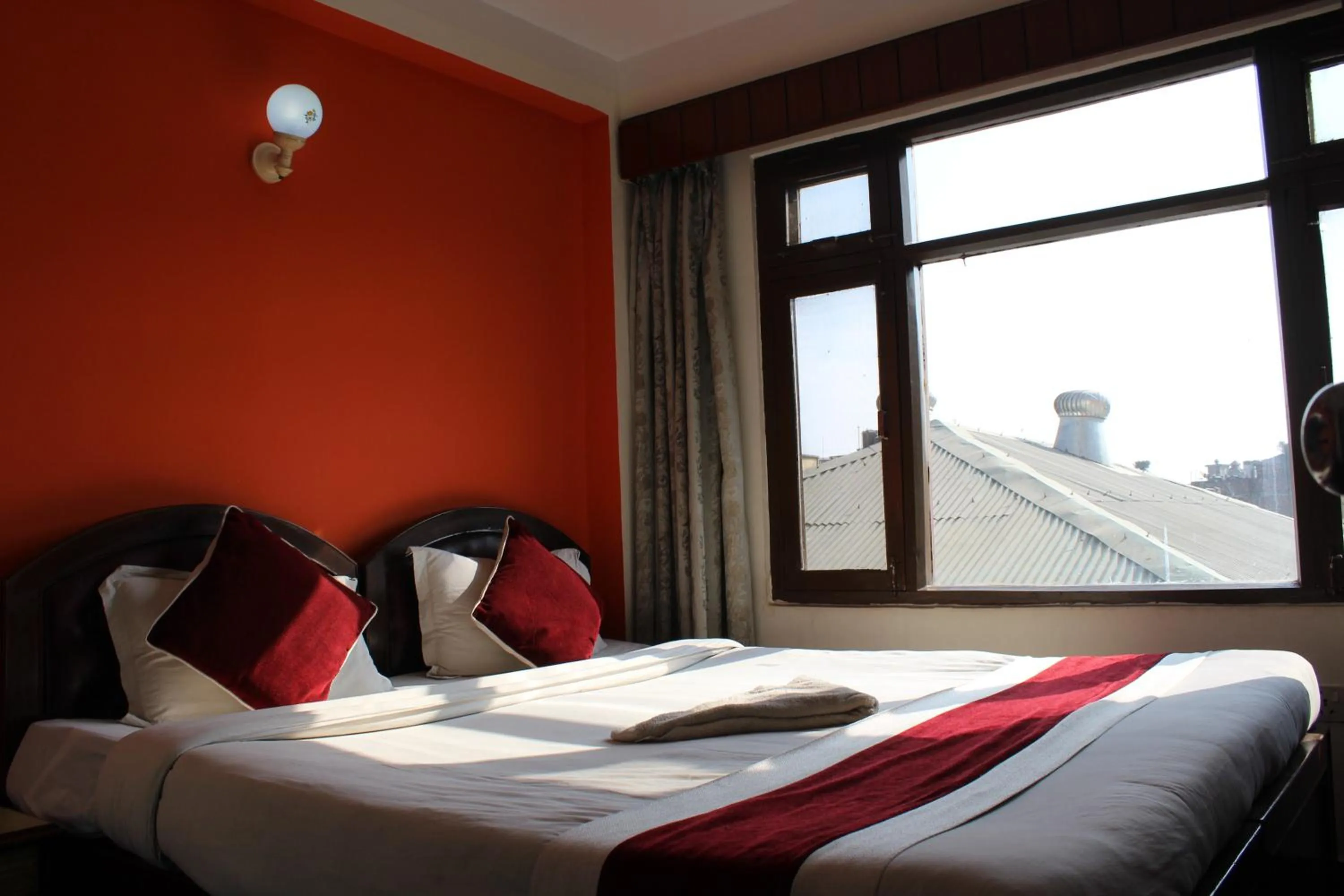 Shower, Bed in Hotel Lily