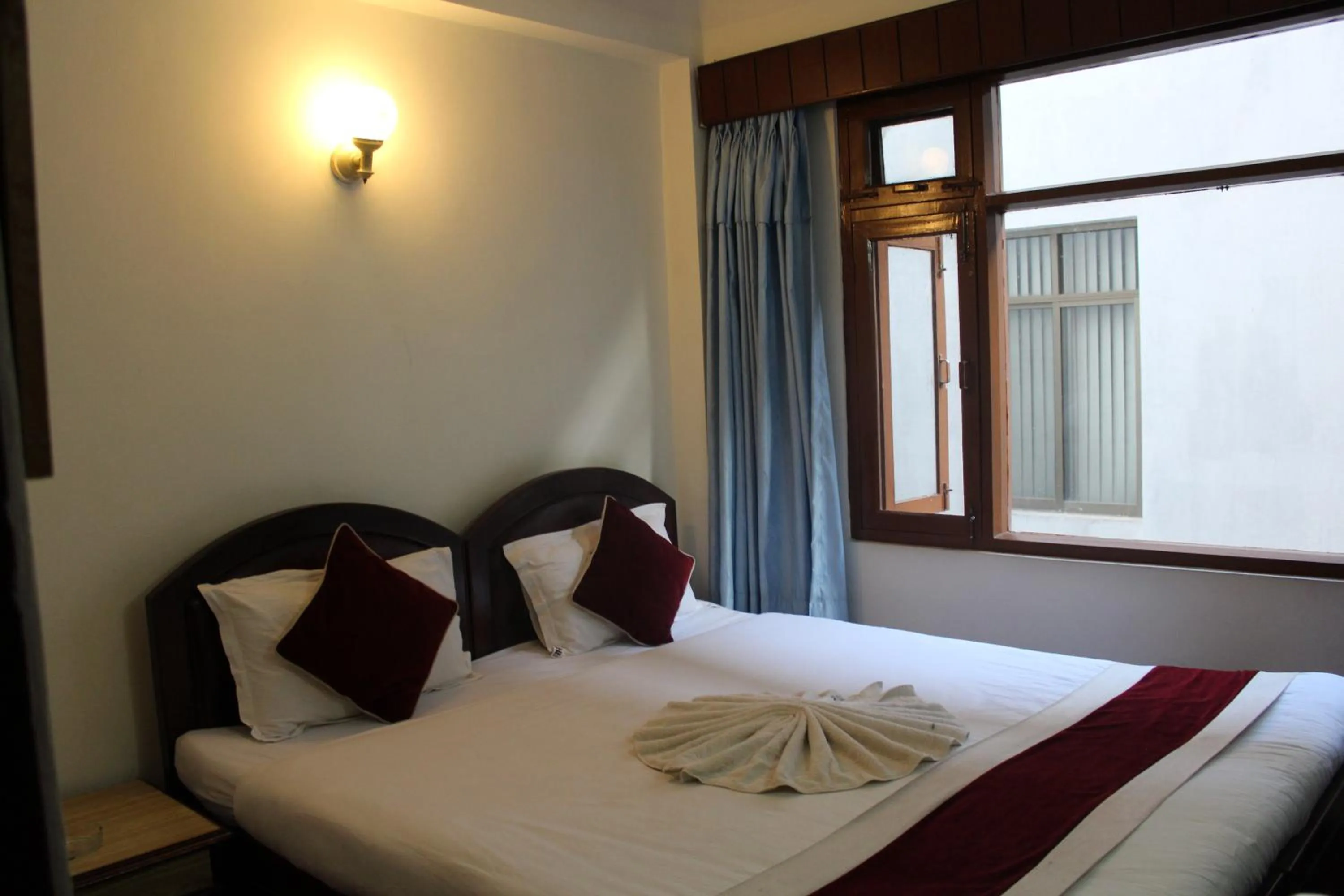 Bathroom, Bed in Hotel Lily