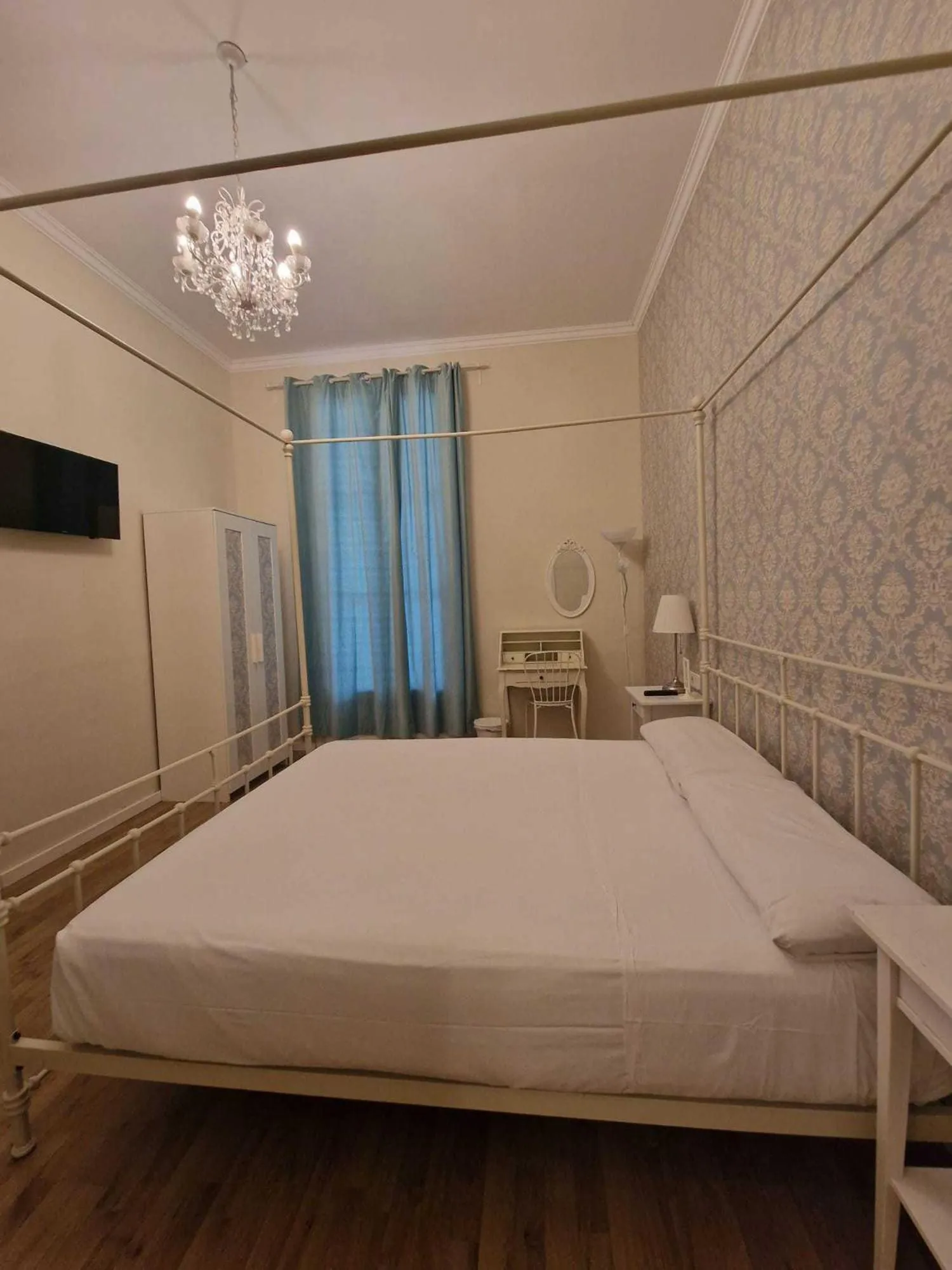 Photo of the whole room, Bed in Lumine Luxury Suites by gaiarooms