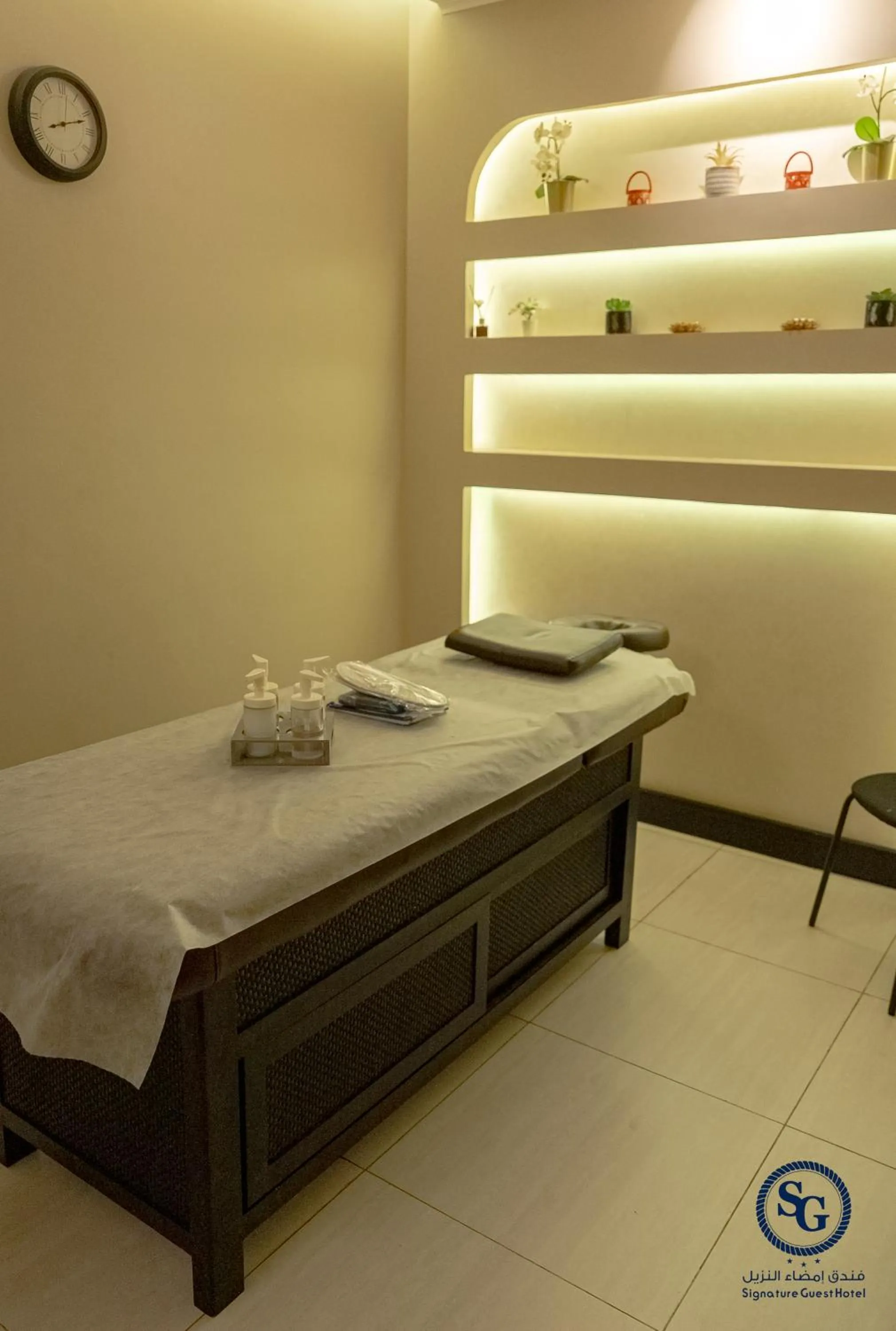 Massage, Bed in Signature Guest Hotel فندق إمضاء النزيل الفندقية