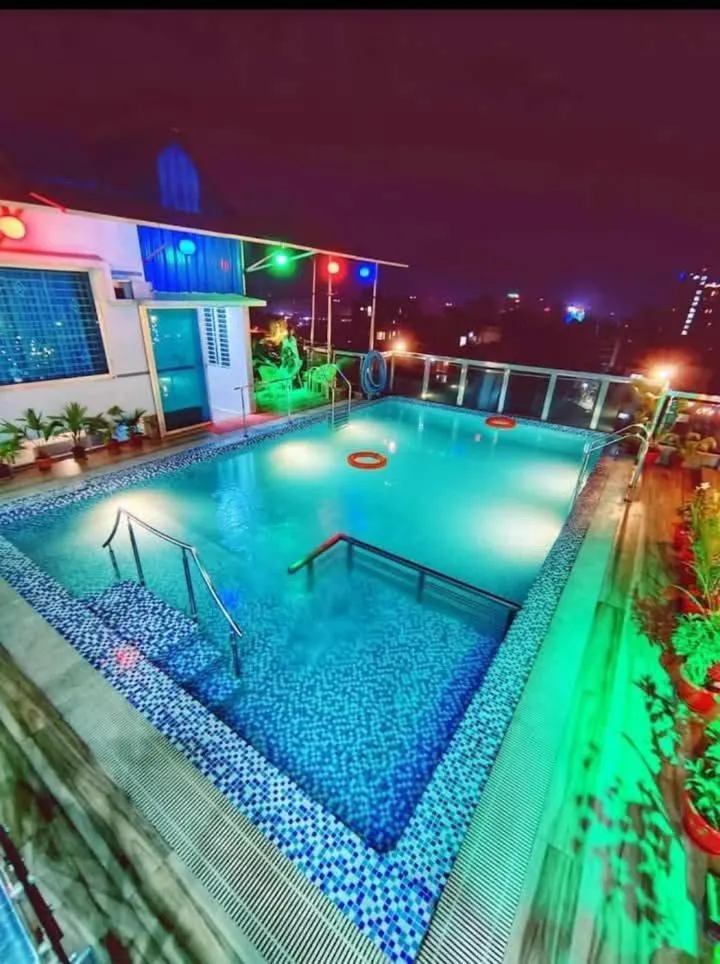 Swimming pool in The Castle Inn