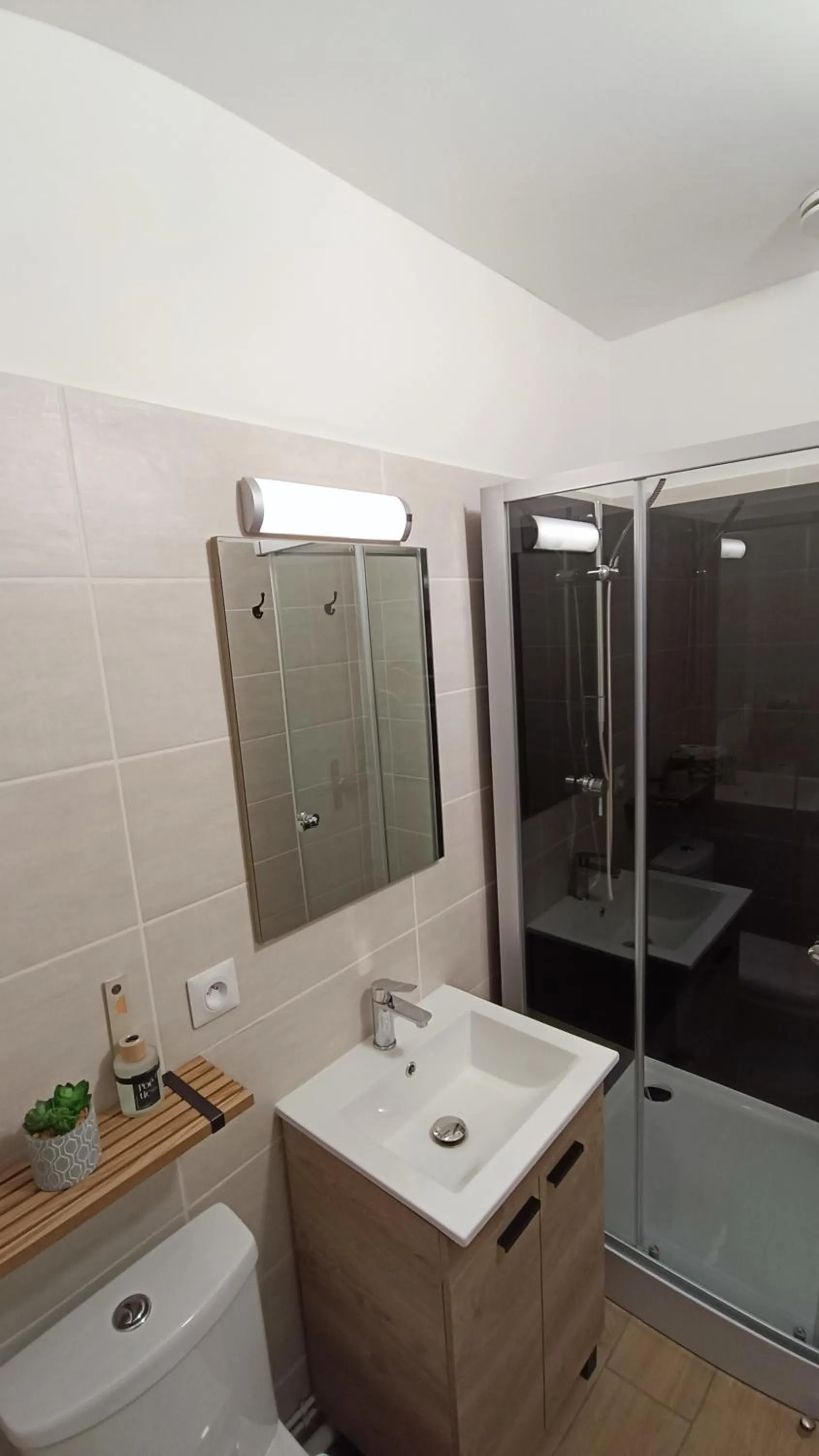 Shower in New Hôtel de la Mer