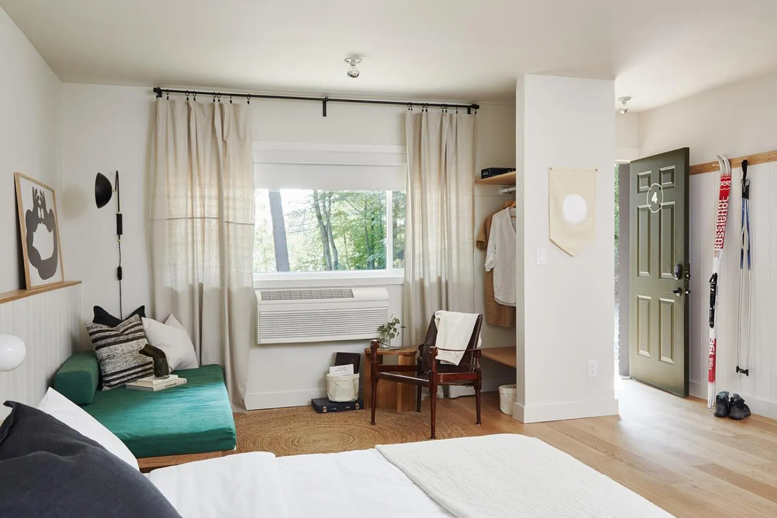 Living room, Bed in Somewhere Inn Calabogie