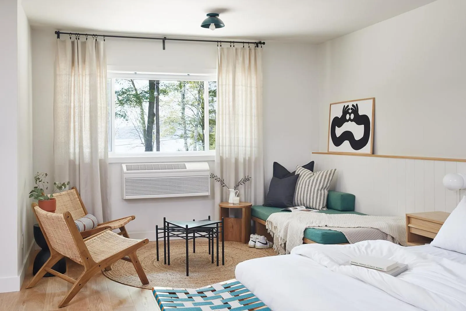 Living room, Bed in Somewhere Inn Calabogie