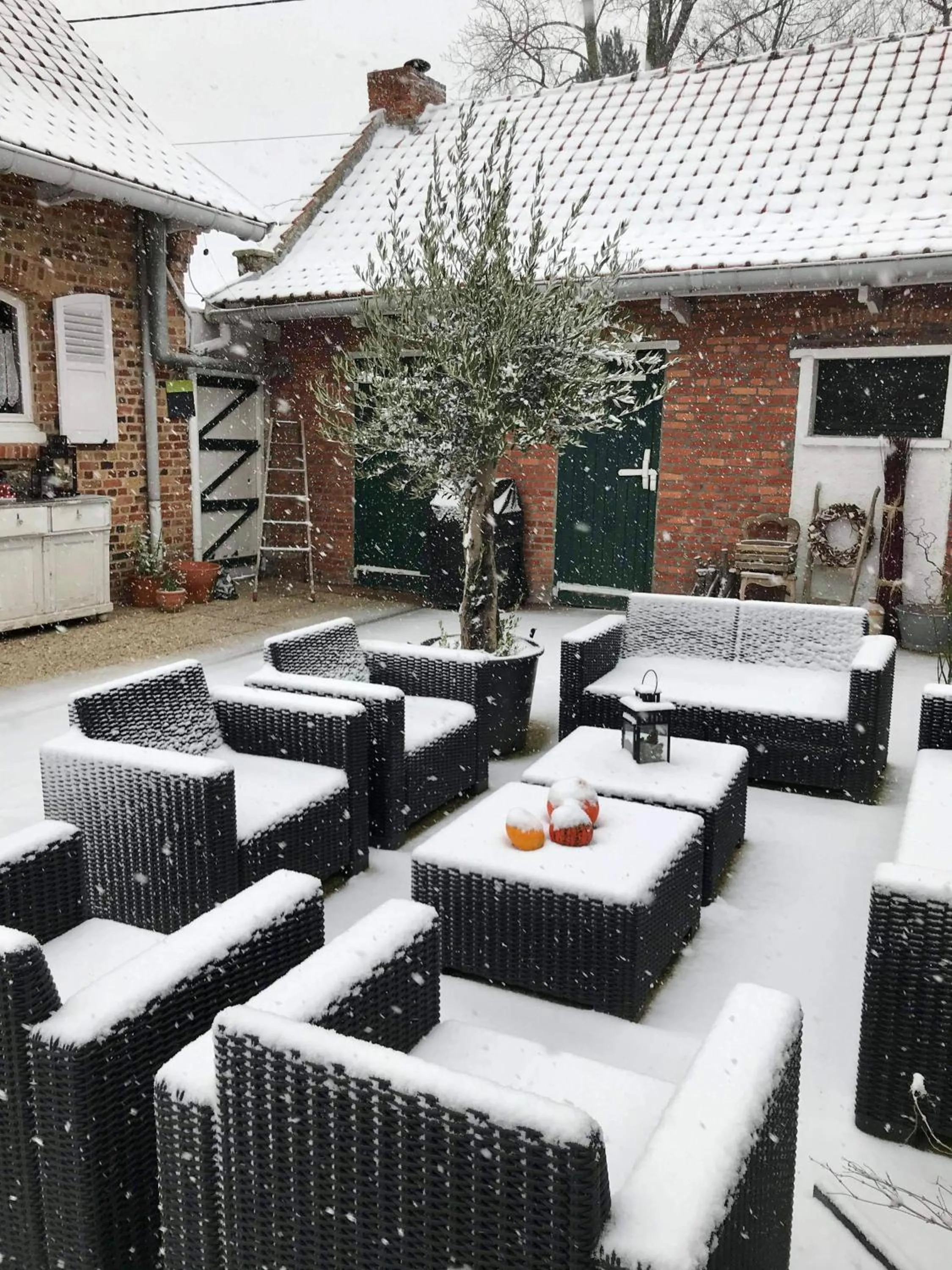 Inner courtyard view in Aux 2 girouettes