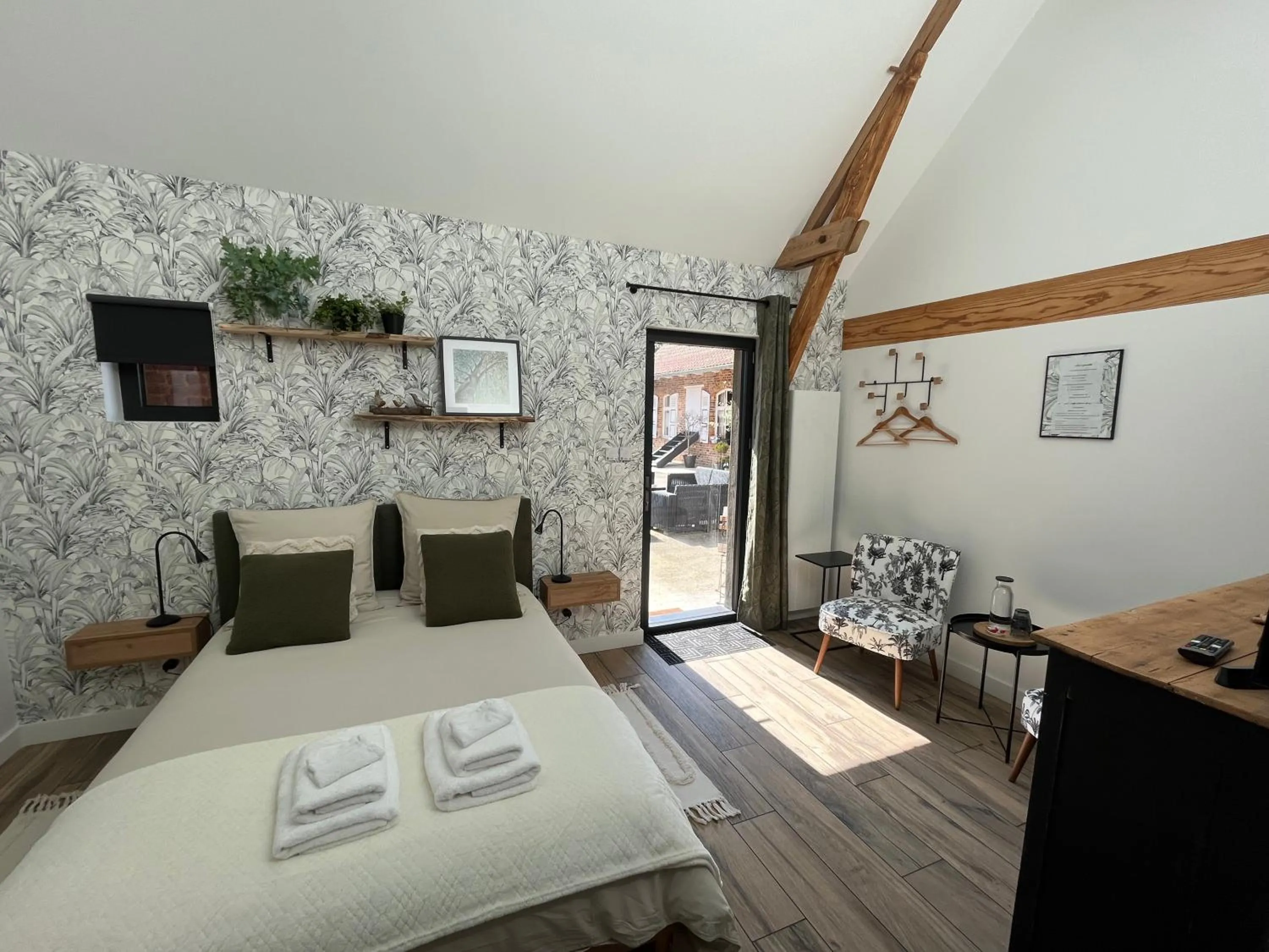 Bedroom, Bed in Aux 2 girouettes