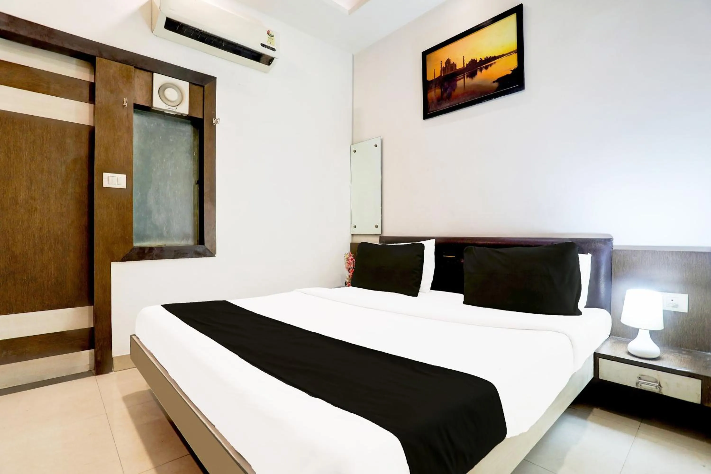 Bedroom, Bed in Super Hotel O Taj Nagri Near Taj Mahal East Gate Formerly Riviera